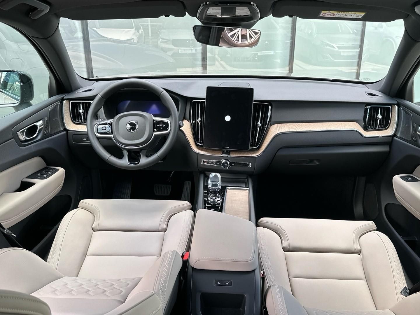 Volvo XC60, 2.0T6 AWD 293kW 4x4  PLUS DARK - fotka 4