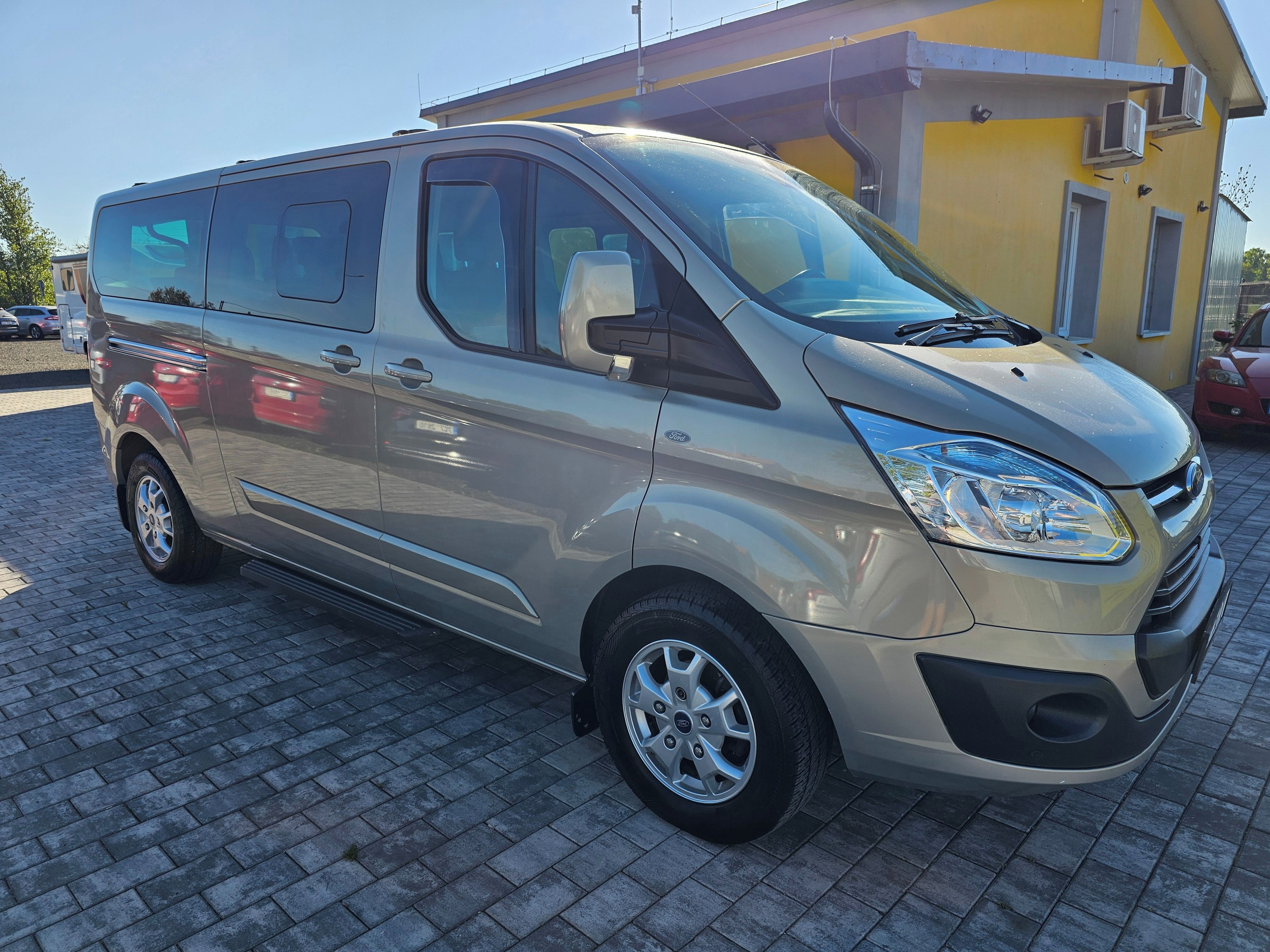 Ford Tourneo Custom, 2,2 TDCI, 8 míst, tažné zař. - fotka 3