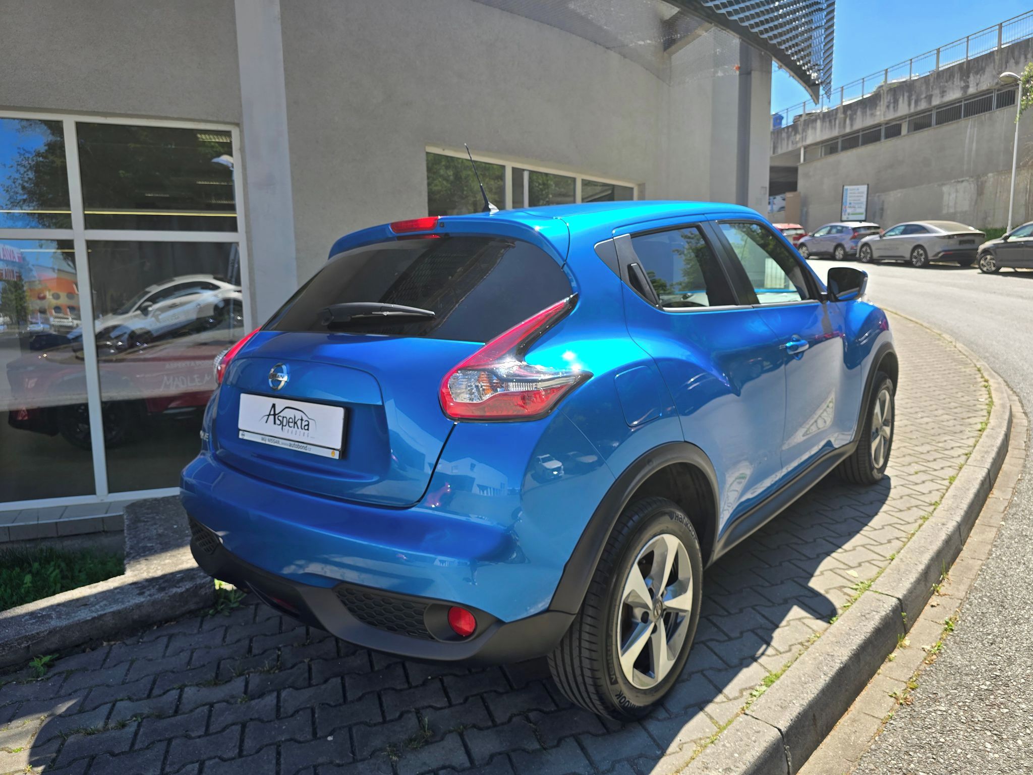 Nissan Juke, 1.6i A/T, ČR, serv.kn., 1.maj. - fotka 5