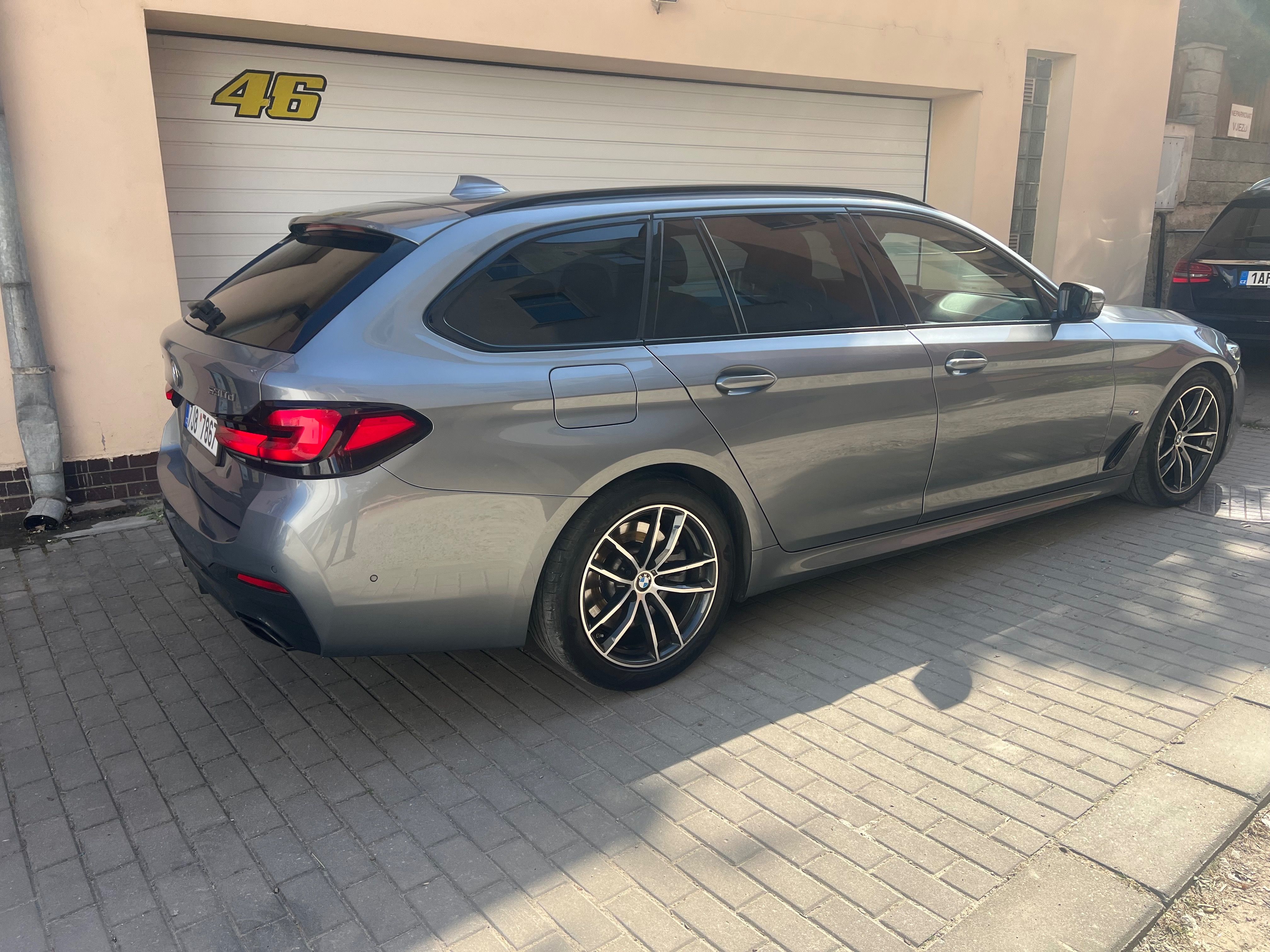 BMW Řada 5, 530d-xdrive - fotka 3
