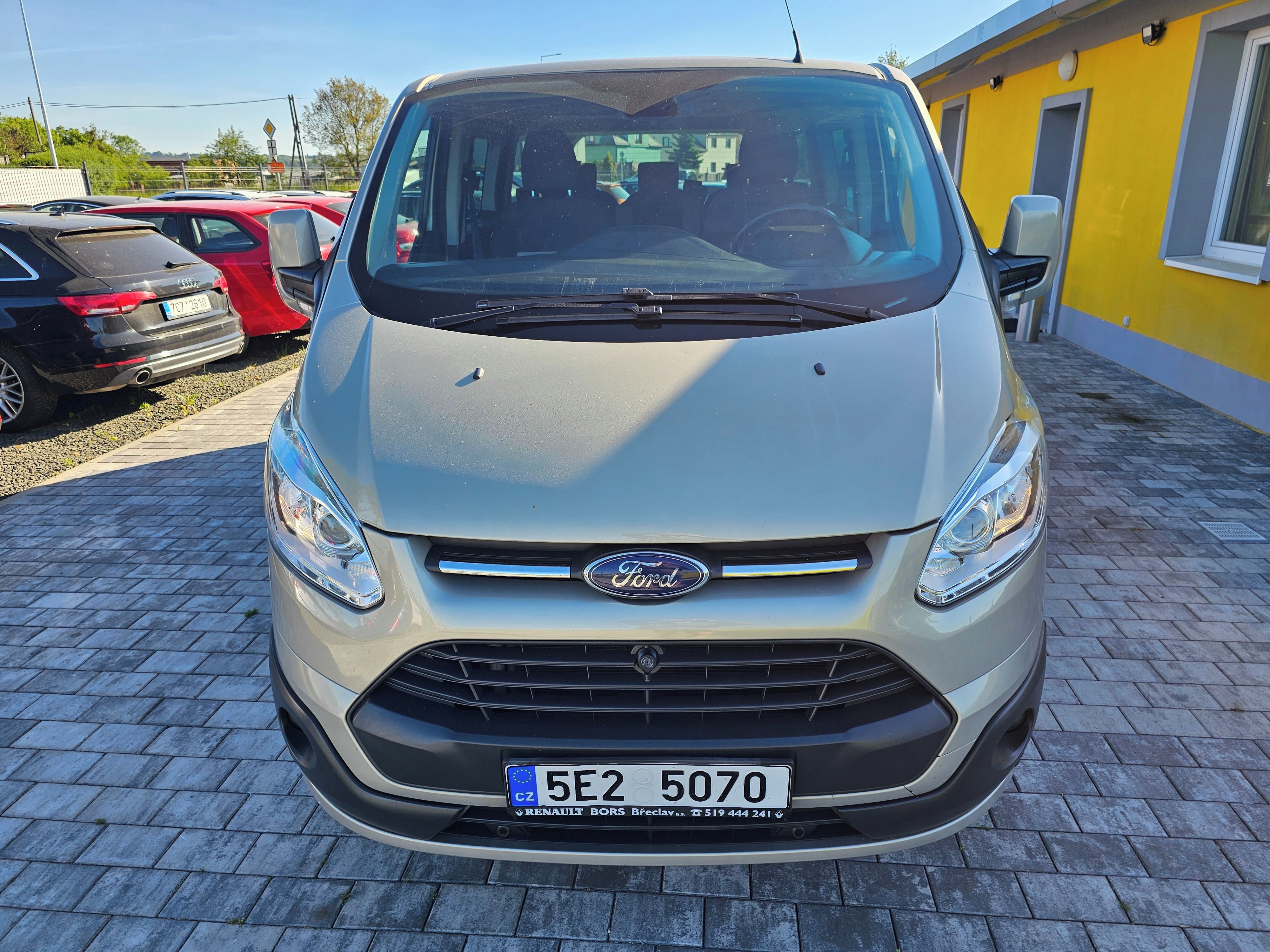 Ford Tourneo Custom, 2,2 TDCI, 8 míst, tažné zař. - fotka 2