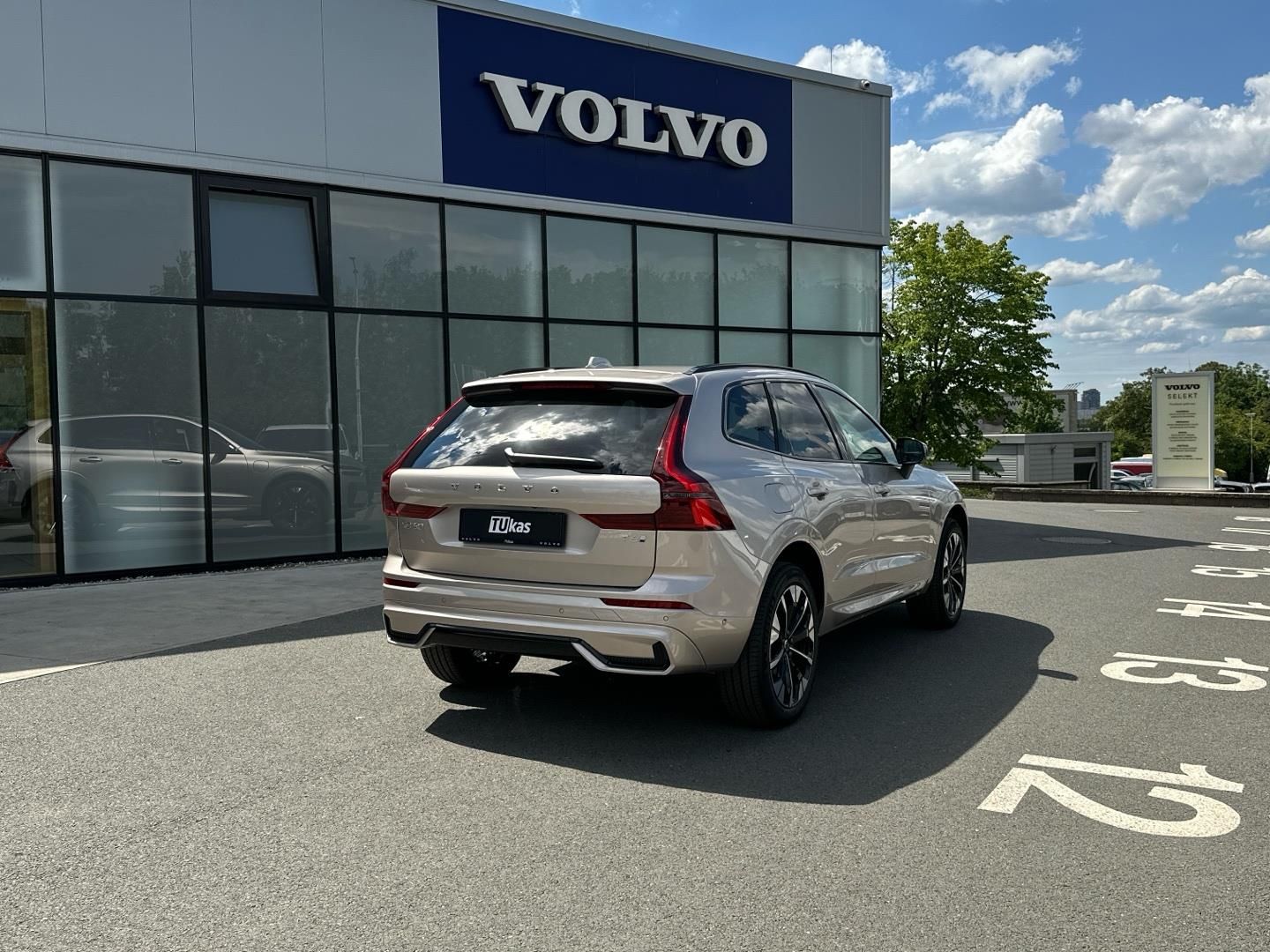 Volvo XC60, 2.0T6 AWD 293kW 4x4  PLUS DARK - fotka 6