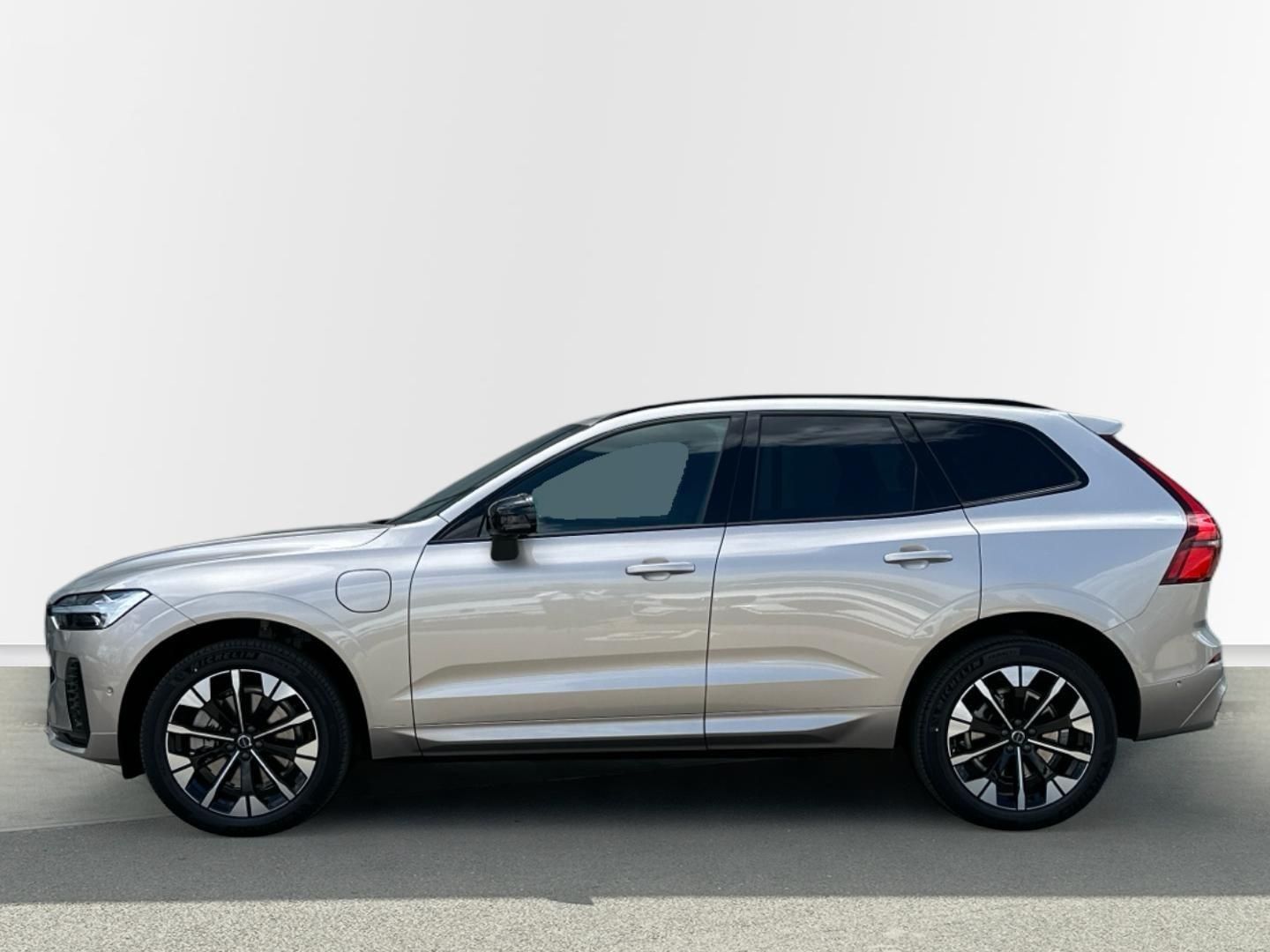 Volvo XC60, 2.0T6 AWD 293kW 4x4  PLUS DARK - fotka 2