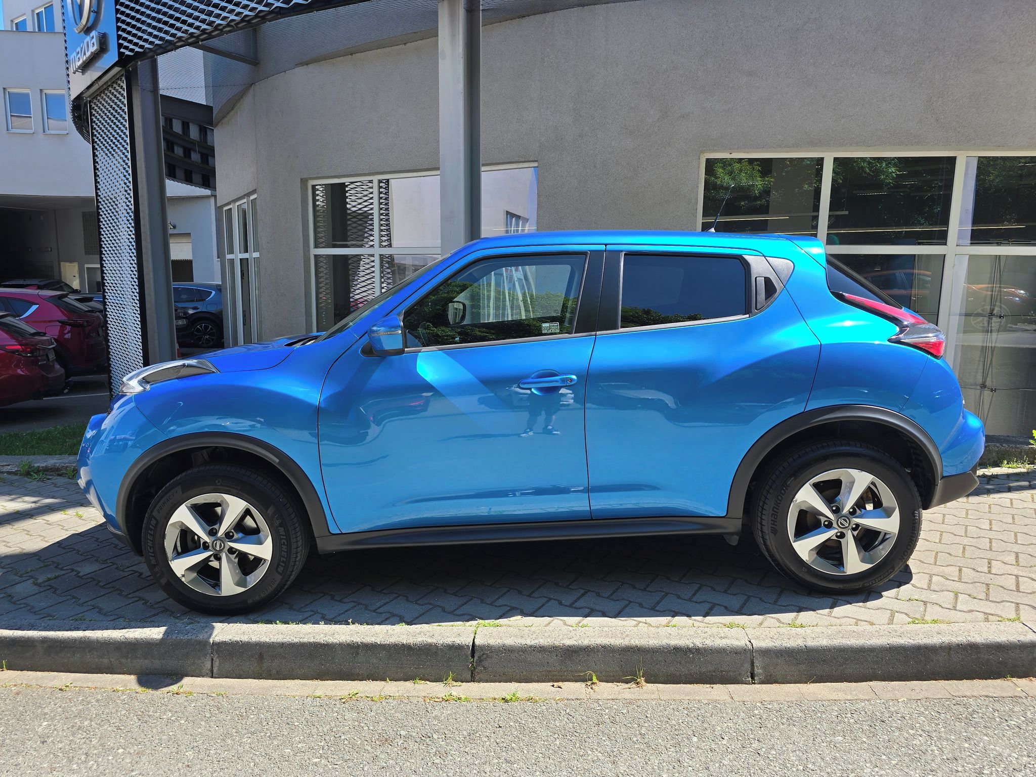 Nissan Juke, 1.6i A/T, ČR, serv.kn., 1.maj. - fotka 2