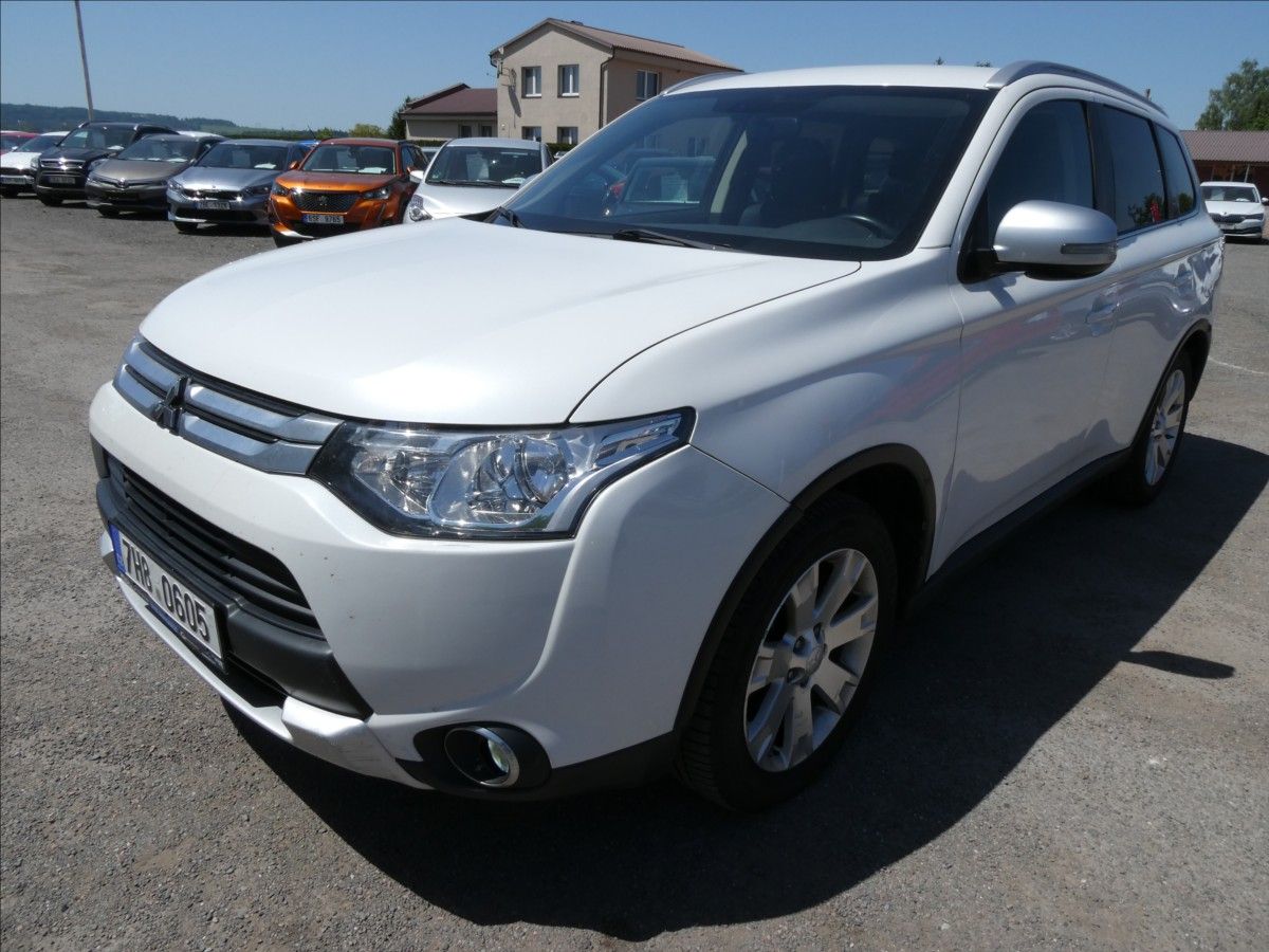 Mitsubishi Outlander, 2,2 Di-D 110kW 4WD 2xkola,po s - fotka 5