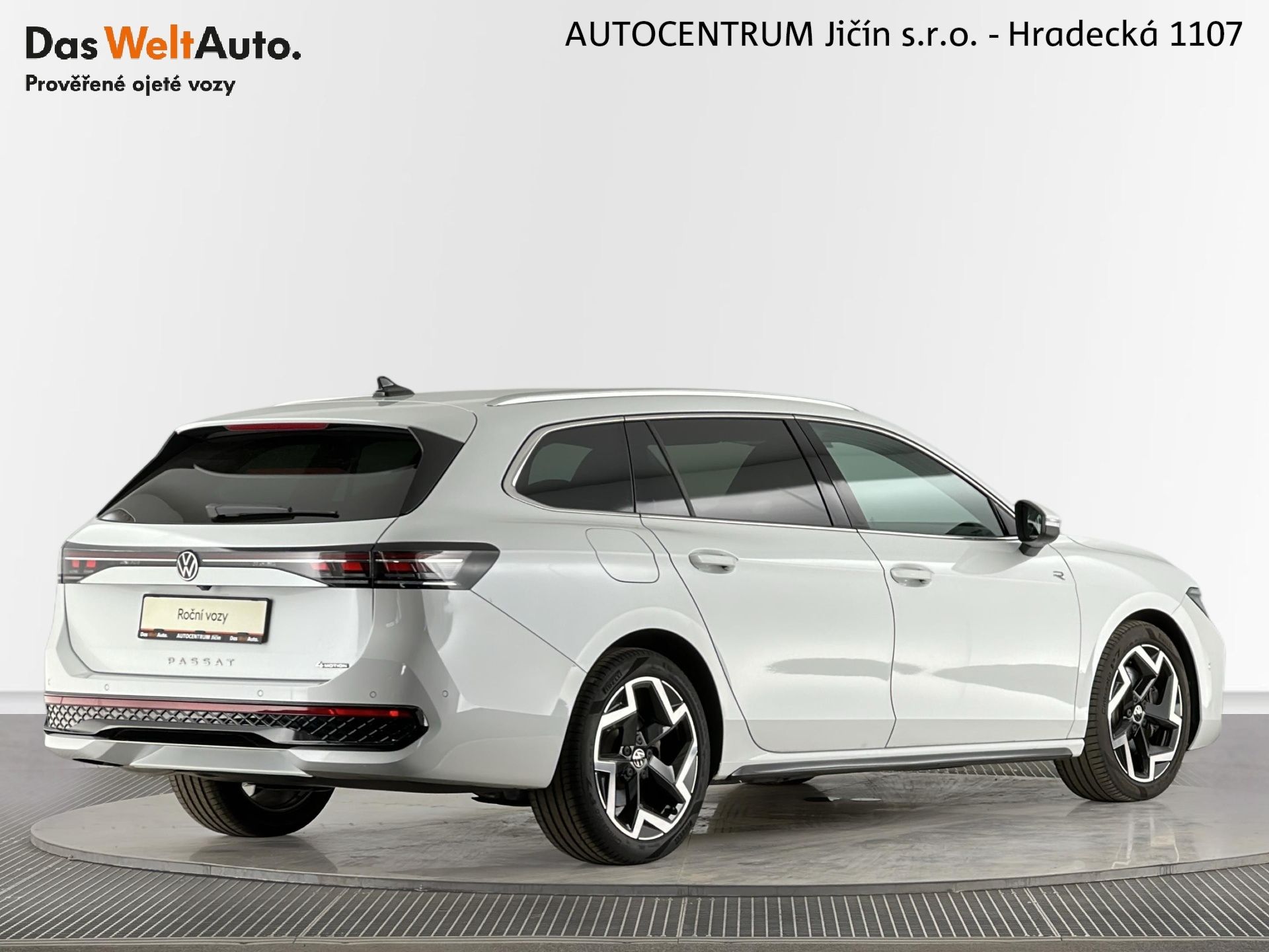 Volkswagen Passat, R-Line 2.0 TDI 142kW 4Motion D - fotka 2