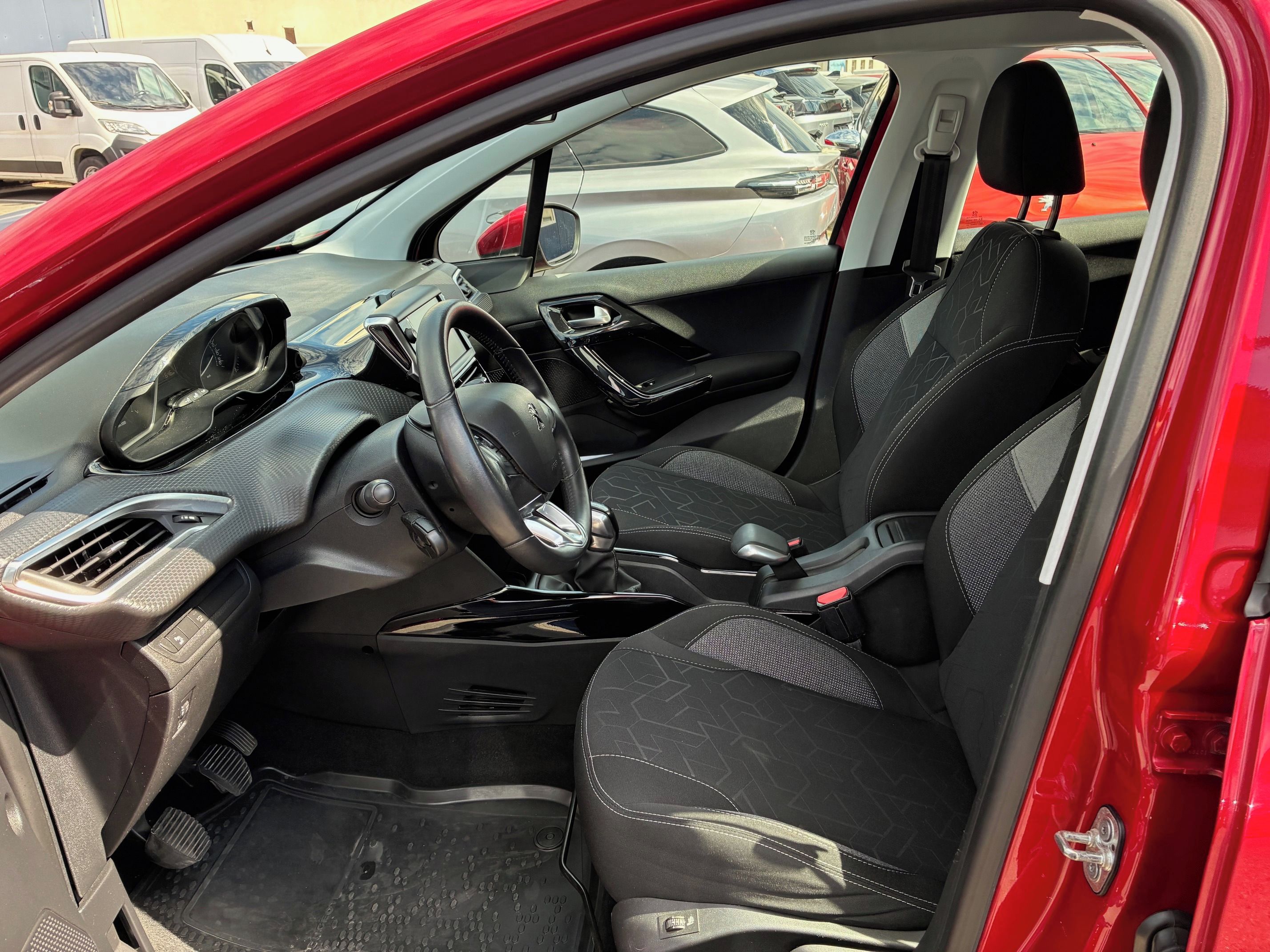Peugeot 2008, 1,2 PureTech Active Pack  82k - fotka 6