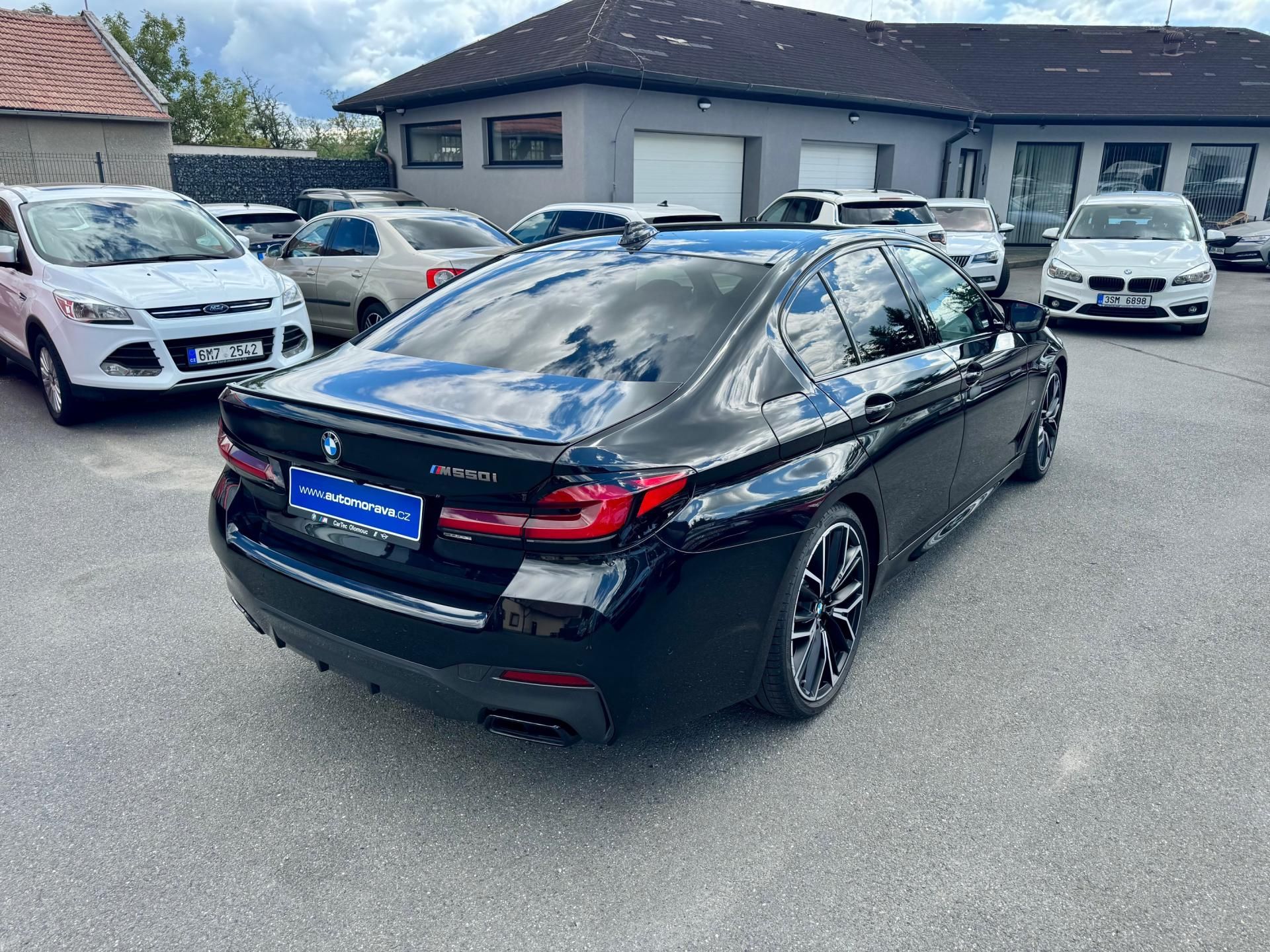 BMW Řada 5, M550i Xdrive - CZ - DPH - fotka 6