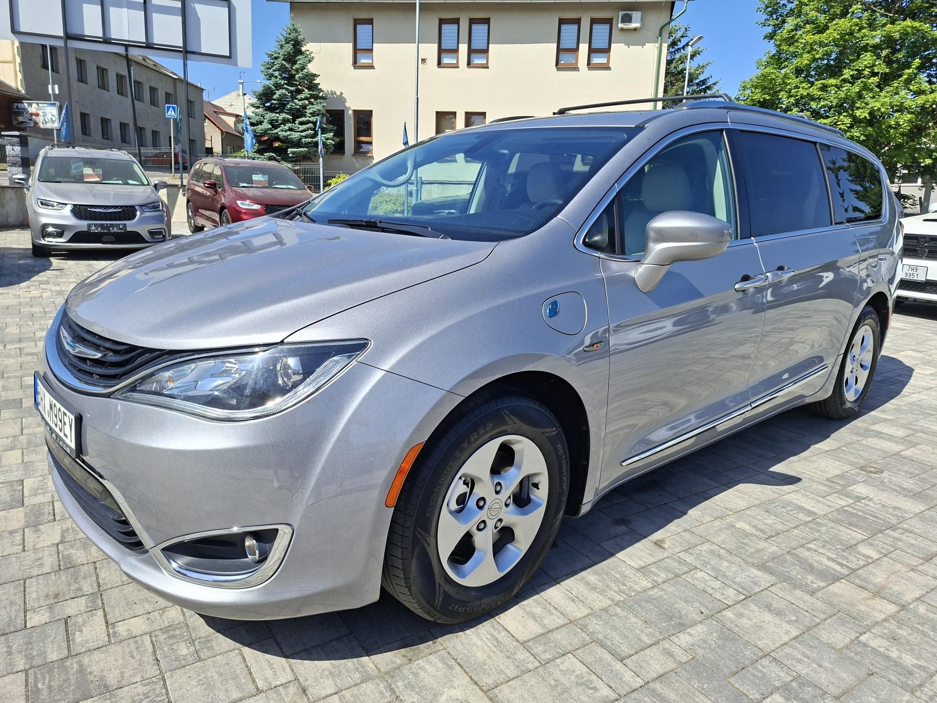 Chrysler Pacifica, 3,6L Hybrid, krásný stav - fotka 3