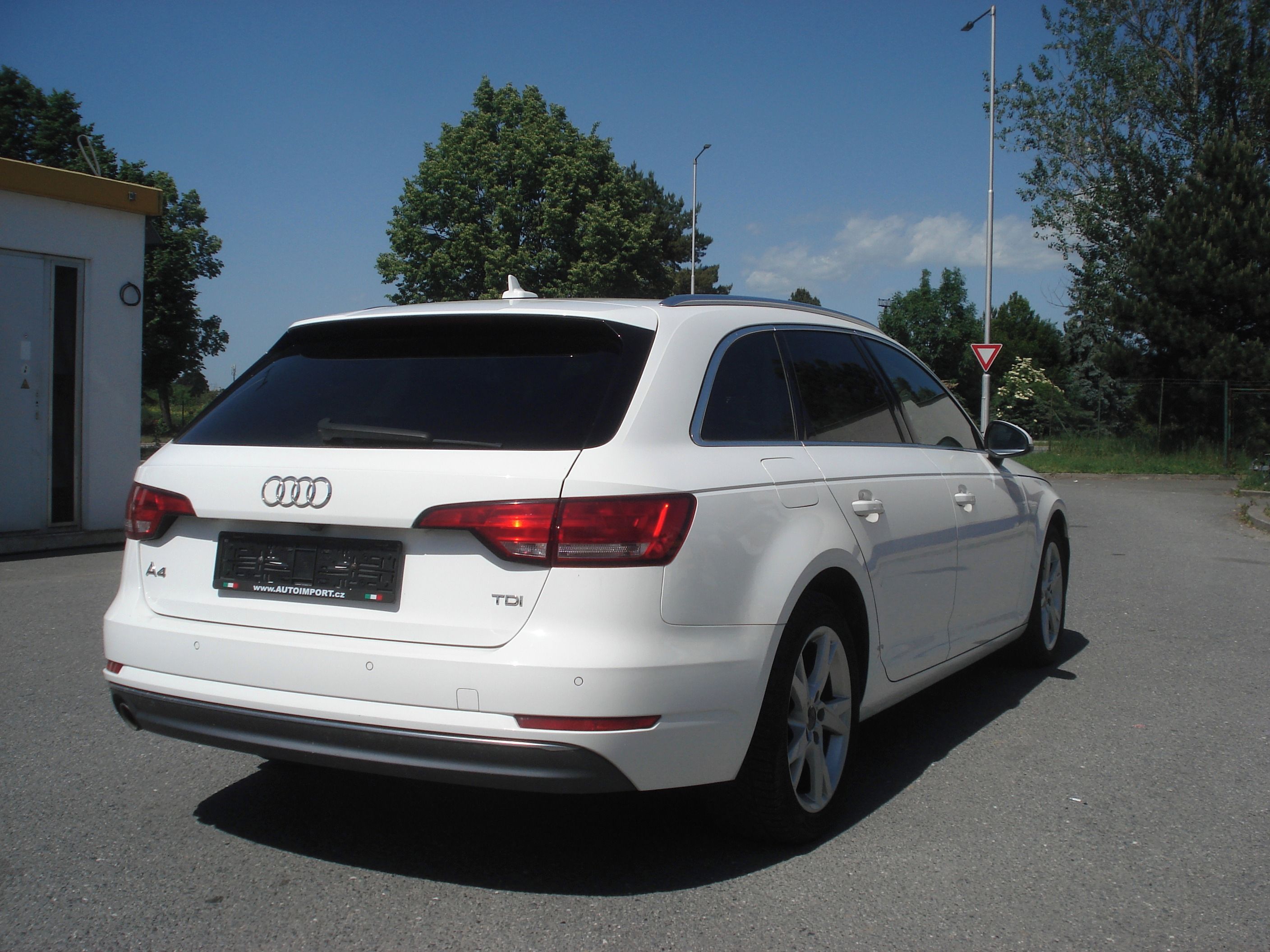 Audi A4, 2.0 TDI PANOR. 130 KW S-TRON. - fotka 5