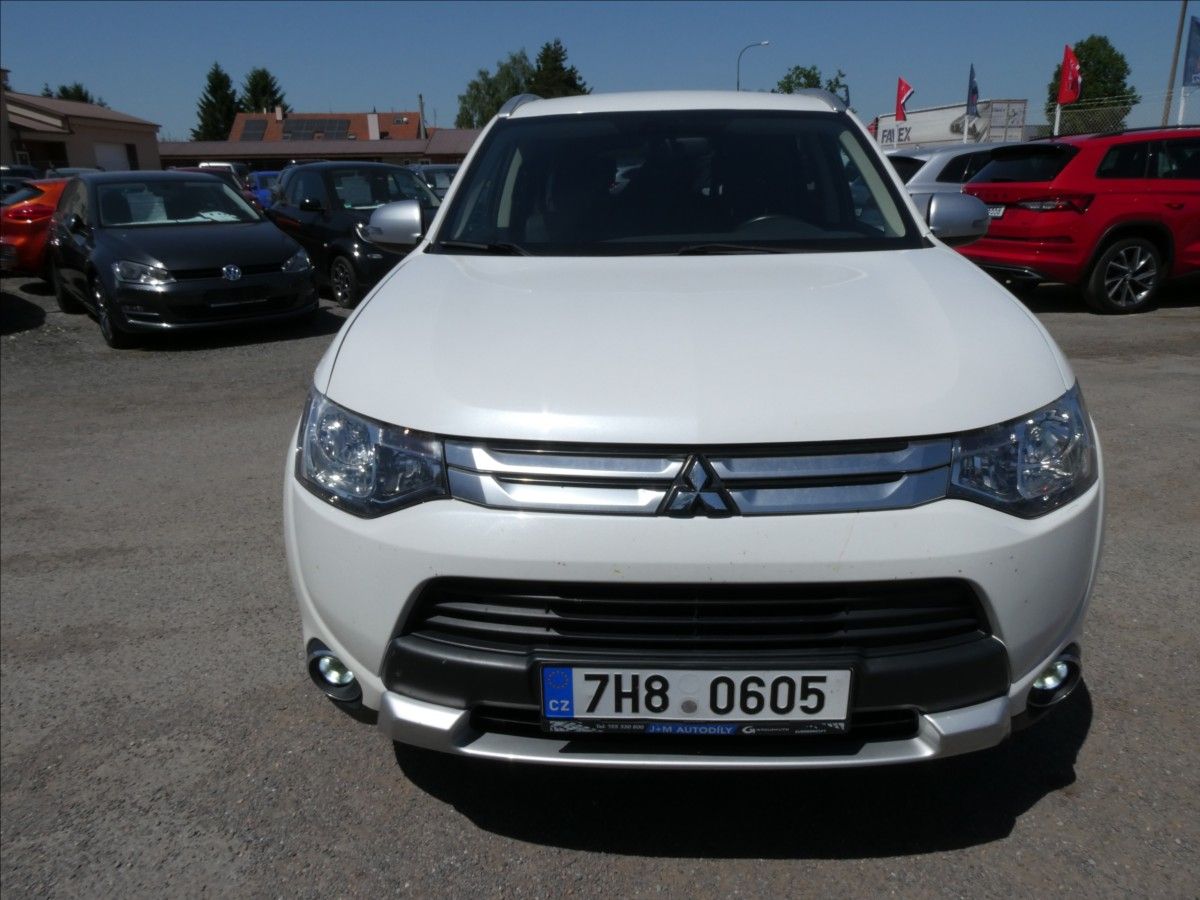 Mitsubishi Outlander, 2,2 Di-D 110kW 4WD 2xkola,po s - fotka 4