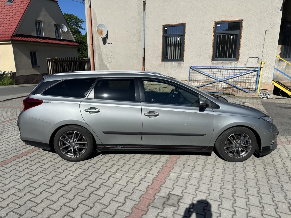 Toyota Auris, 1,6 EXCLUSIVE TAŽNÉ - fotka 2