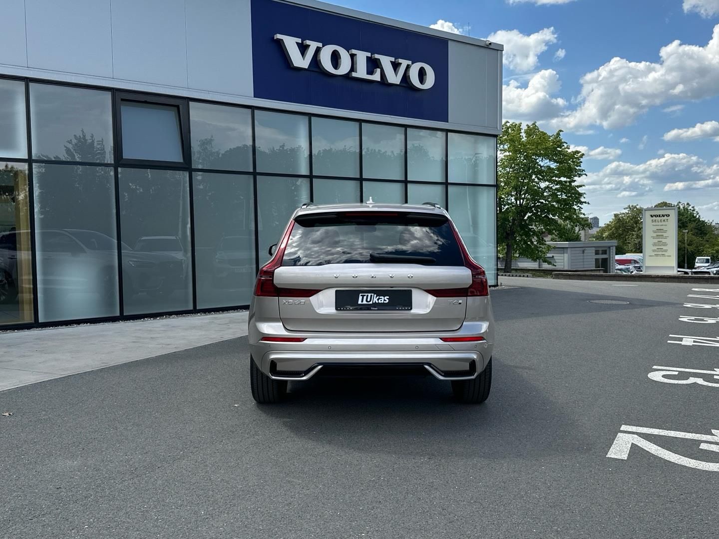 Volvo XC60, 2.0T6 AWD 293kW 4x4  PLUS DARK - fotka 5