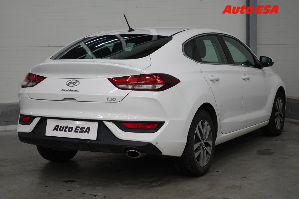 Hyundai i30, 1.6CRDi Fastback,ČR - fotka 4