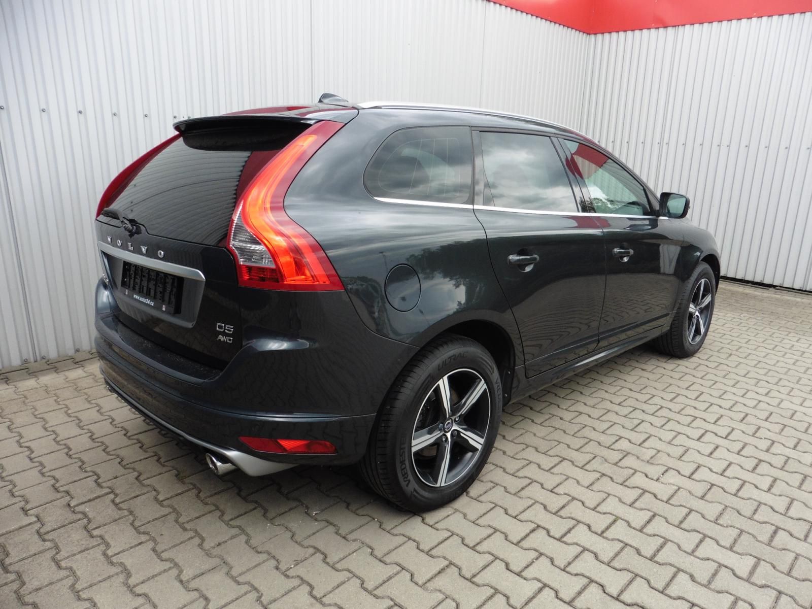 Volvo XC60, 2.4 D5 R-Design AWD A/T Navi - fotka 3