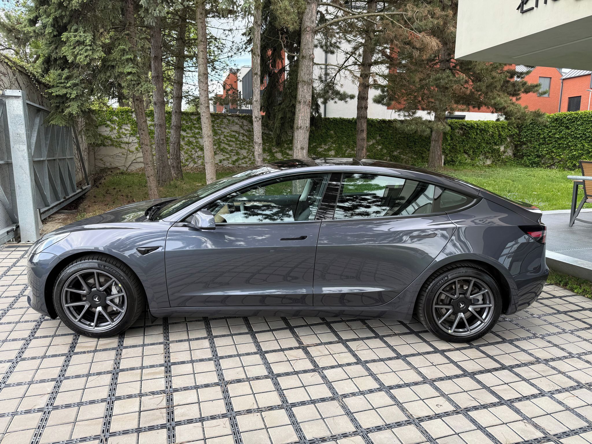 Tesla Model 3, Standart Range LFP Autopilot - fotka 3