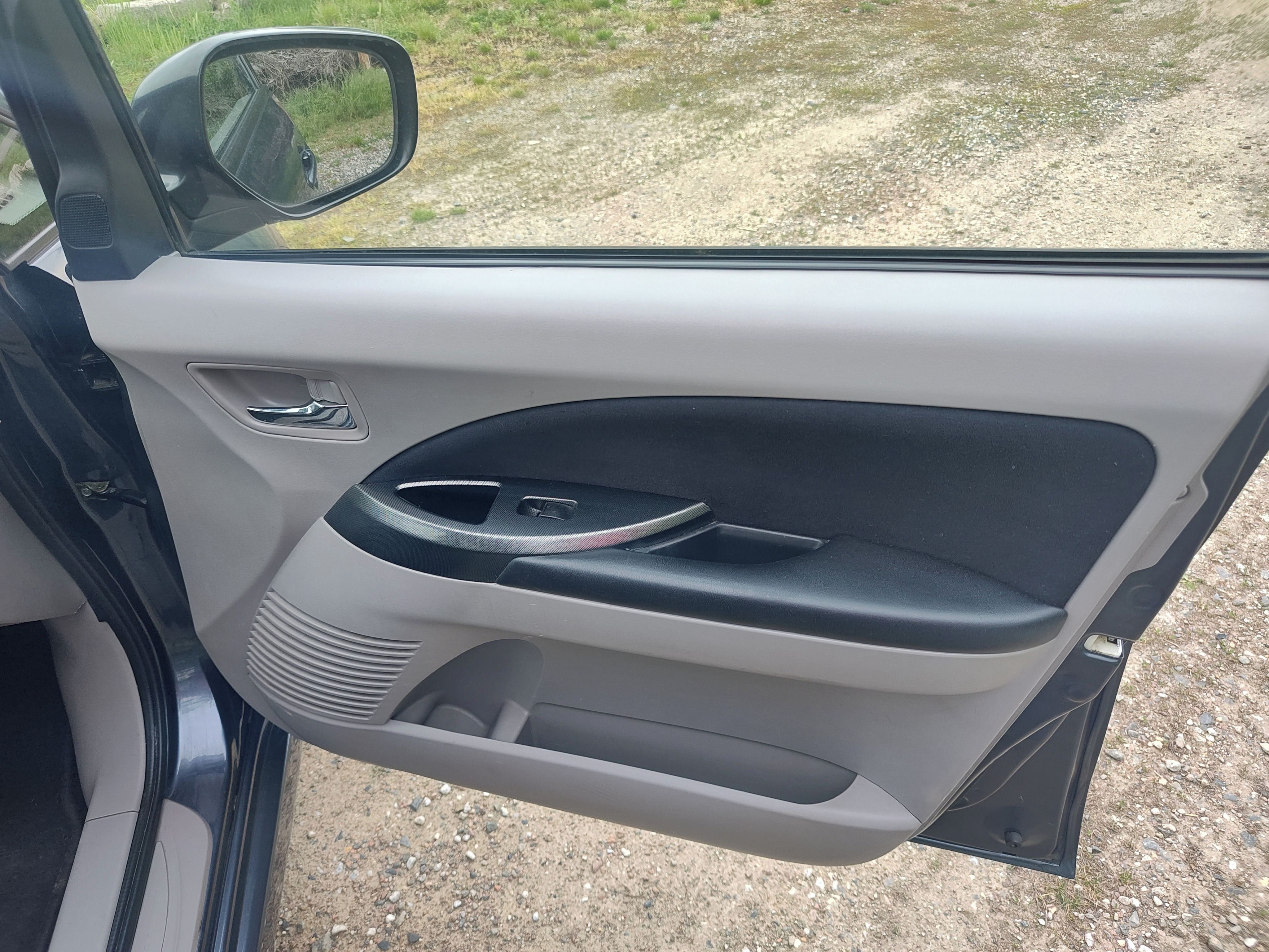 Mitsubishi Grandis, 2.0 DI-D 6 Míst, tažné - fotka 5
