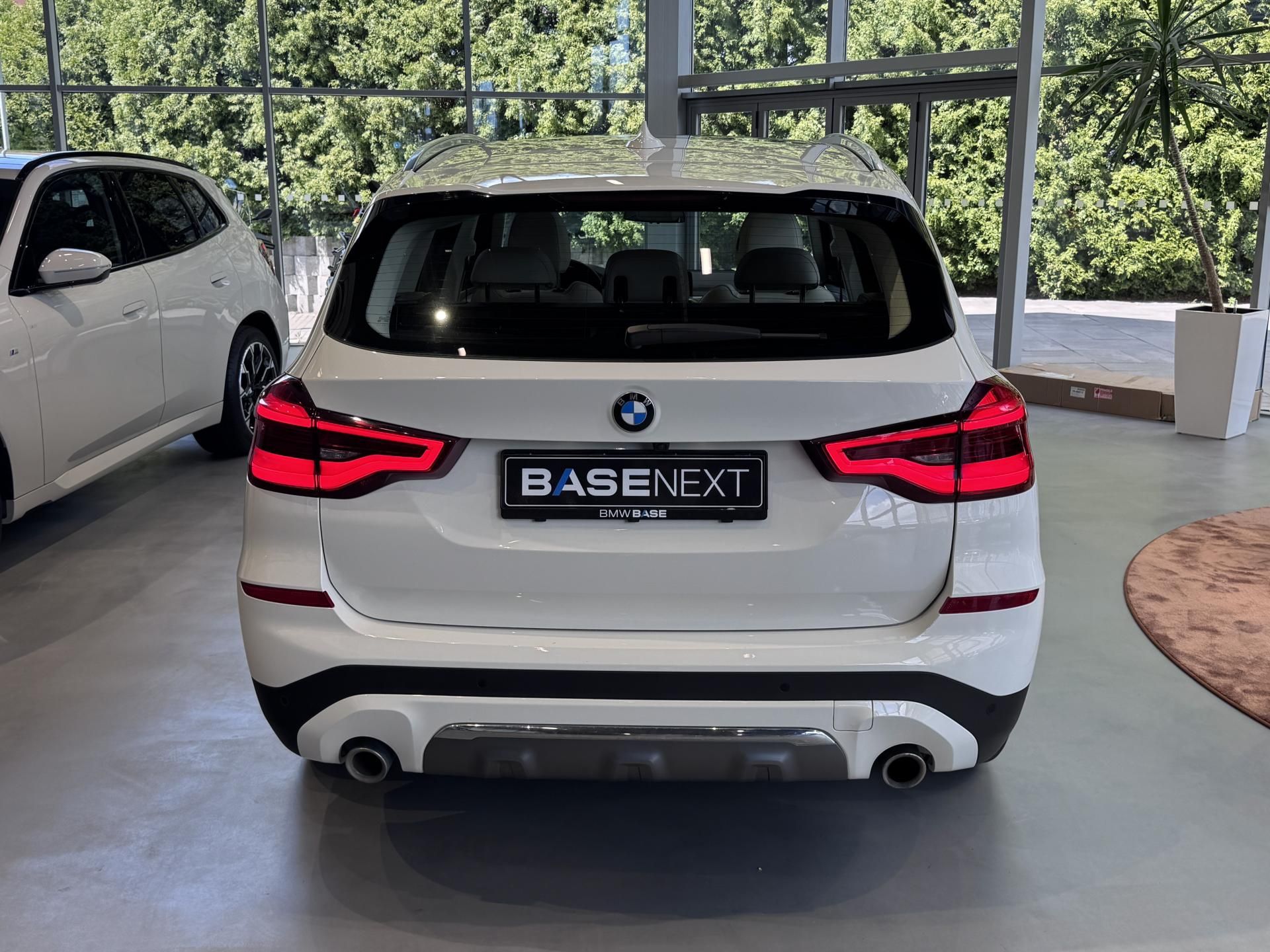 BMW X3, xDrive30i Luxury Line - fotka 3