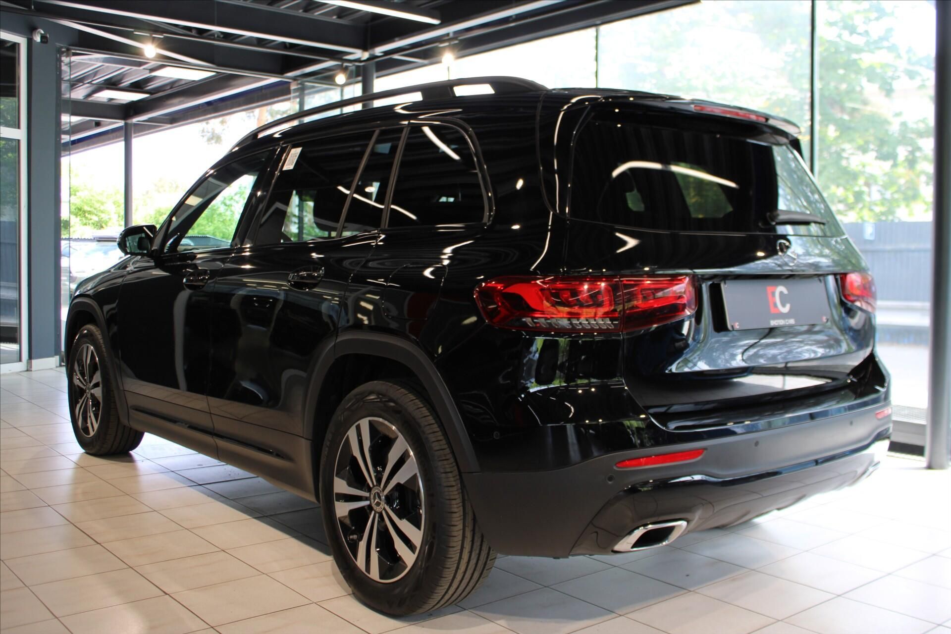 Mercedes-Benz GLB, 220d 4MATIC MBEAM/Pano/Night/M - fotka 4