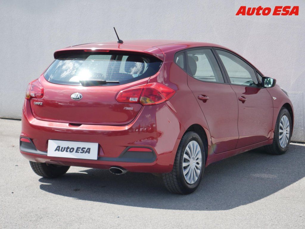Kia Cee´d, 1.4i,1.maj,ČR,AC - fotka 4