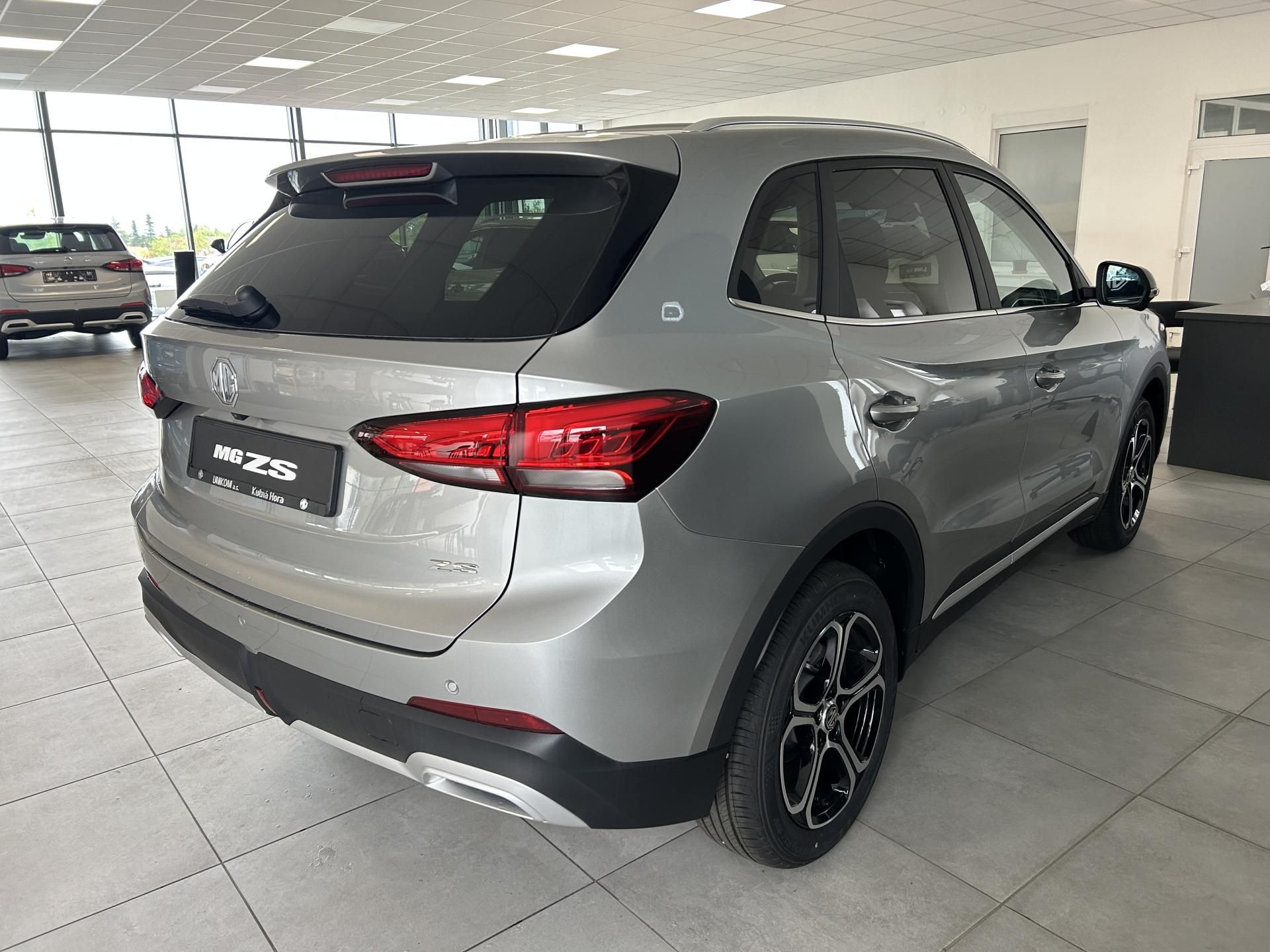 MG ZS, 1,5 HEV 145kW Emotion - fotka 5