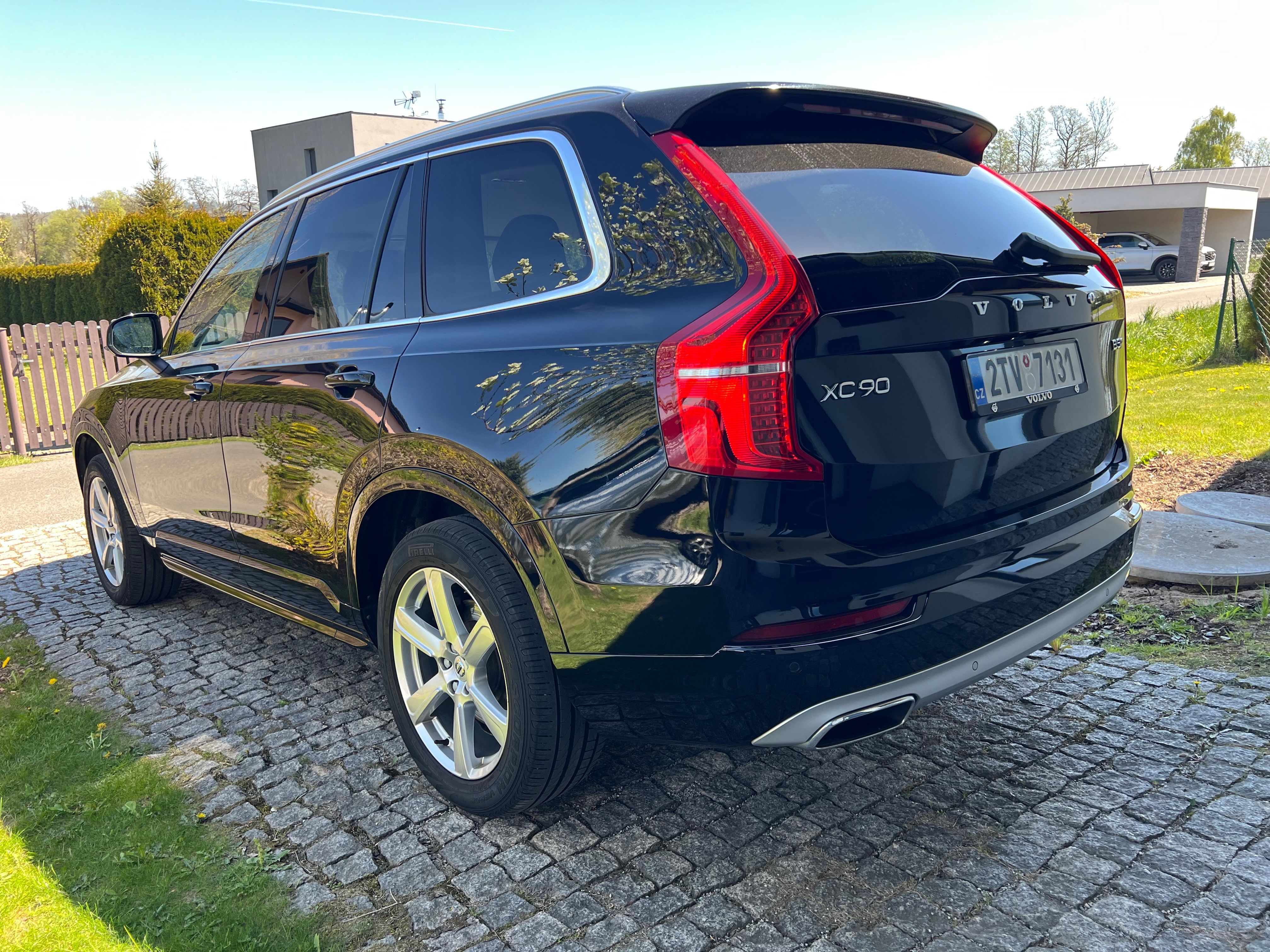 Volvo XC90, B5 AWD Momentum Pro - fotka 4