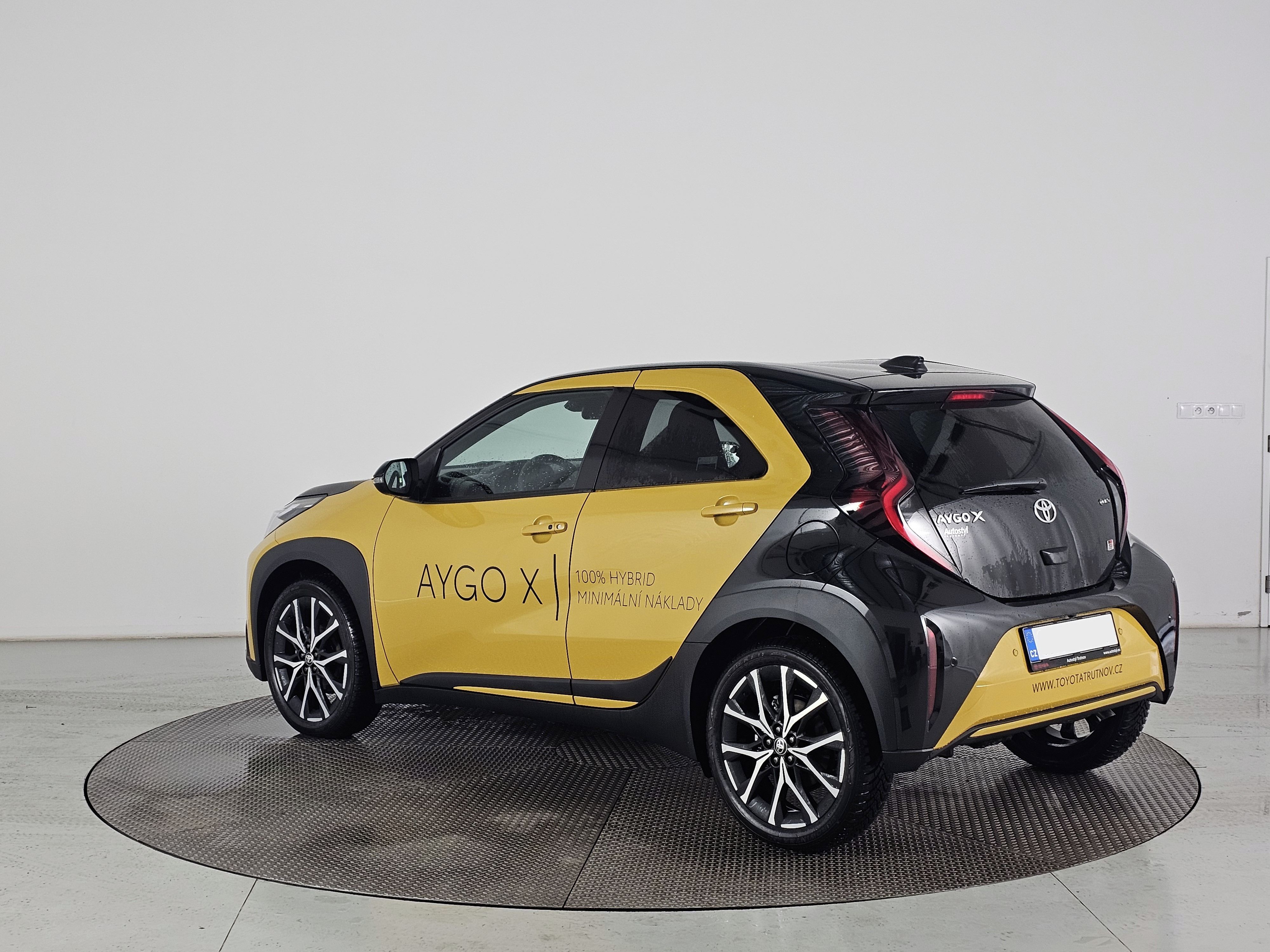 Toyota Aygo, X, 1.5HEV 116k 2x4 GR Sport - fotka 6
