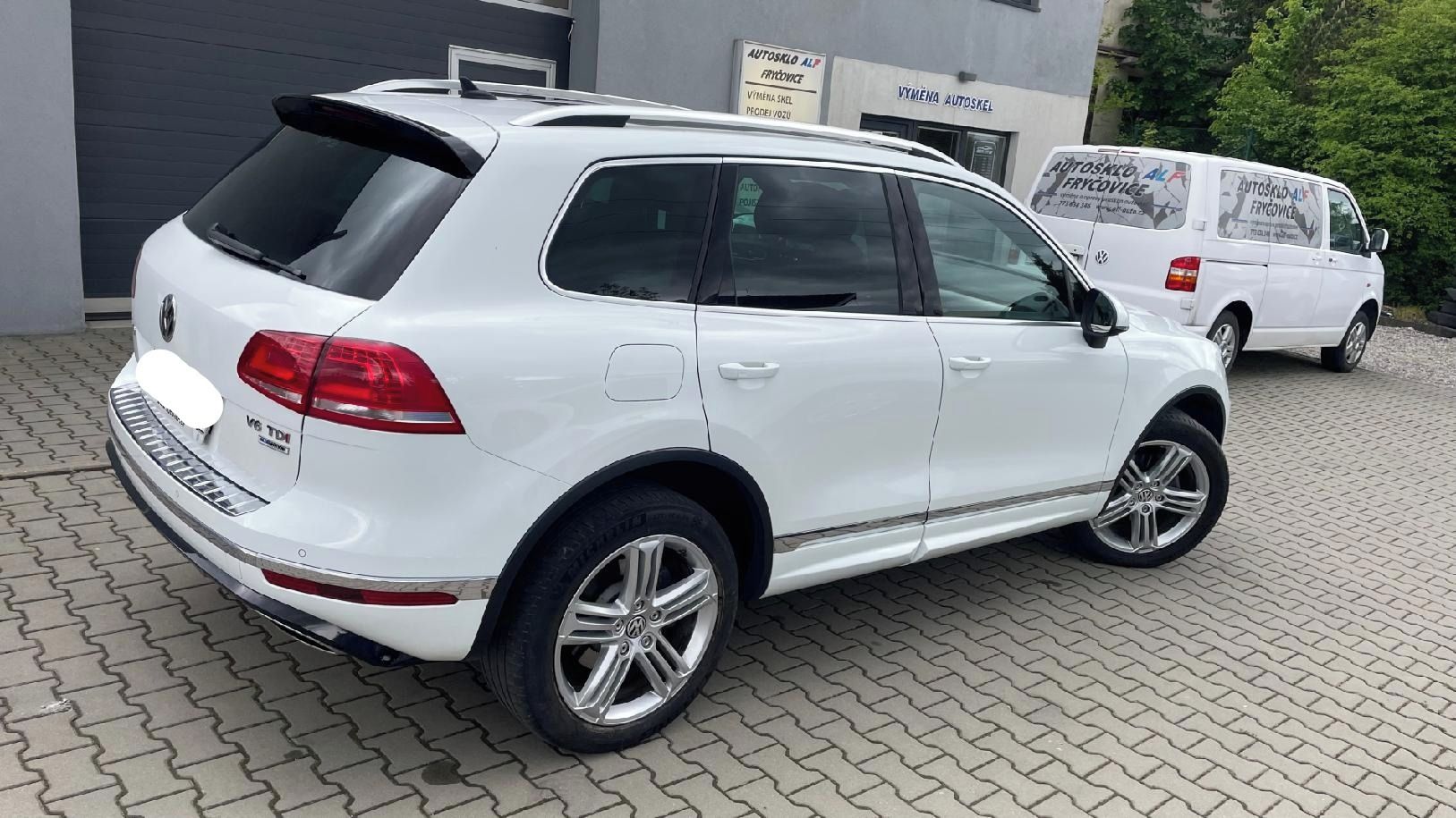 Volkswagen Touareg, 3.0 TDI R-Line 4x4 DSG ČR - fotka 6
