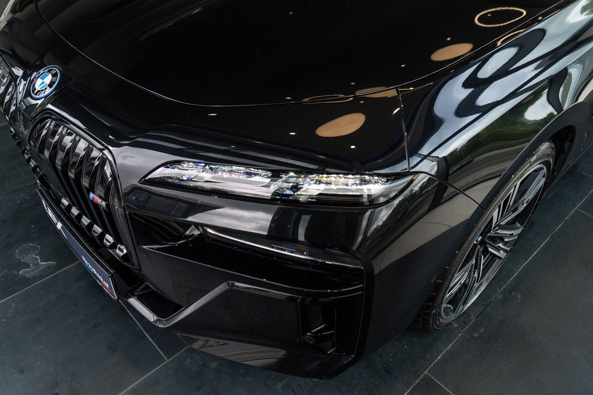 BMW Řada 7, M760e xDrive Sedan - fotka 2