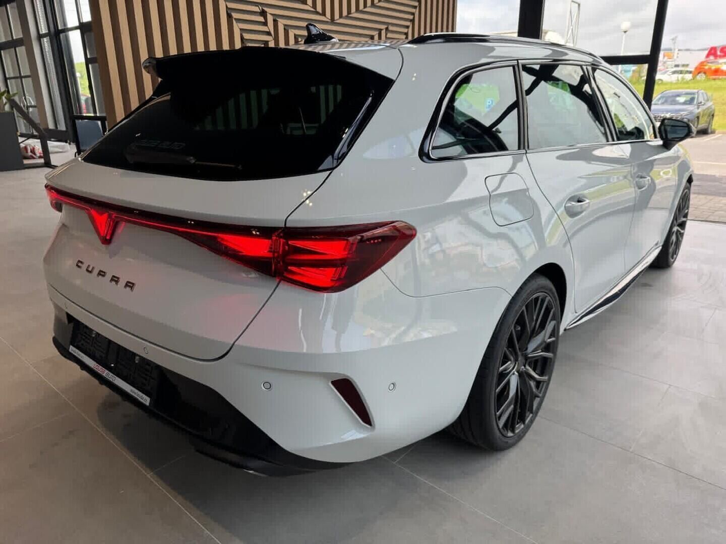 Cupra Leon, SP 2.0 TSI 4WD 150 kW - fotka 3