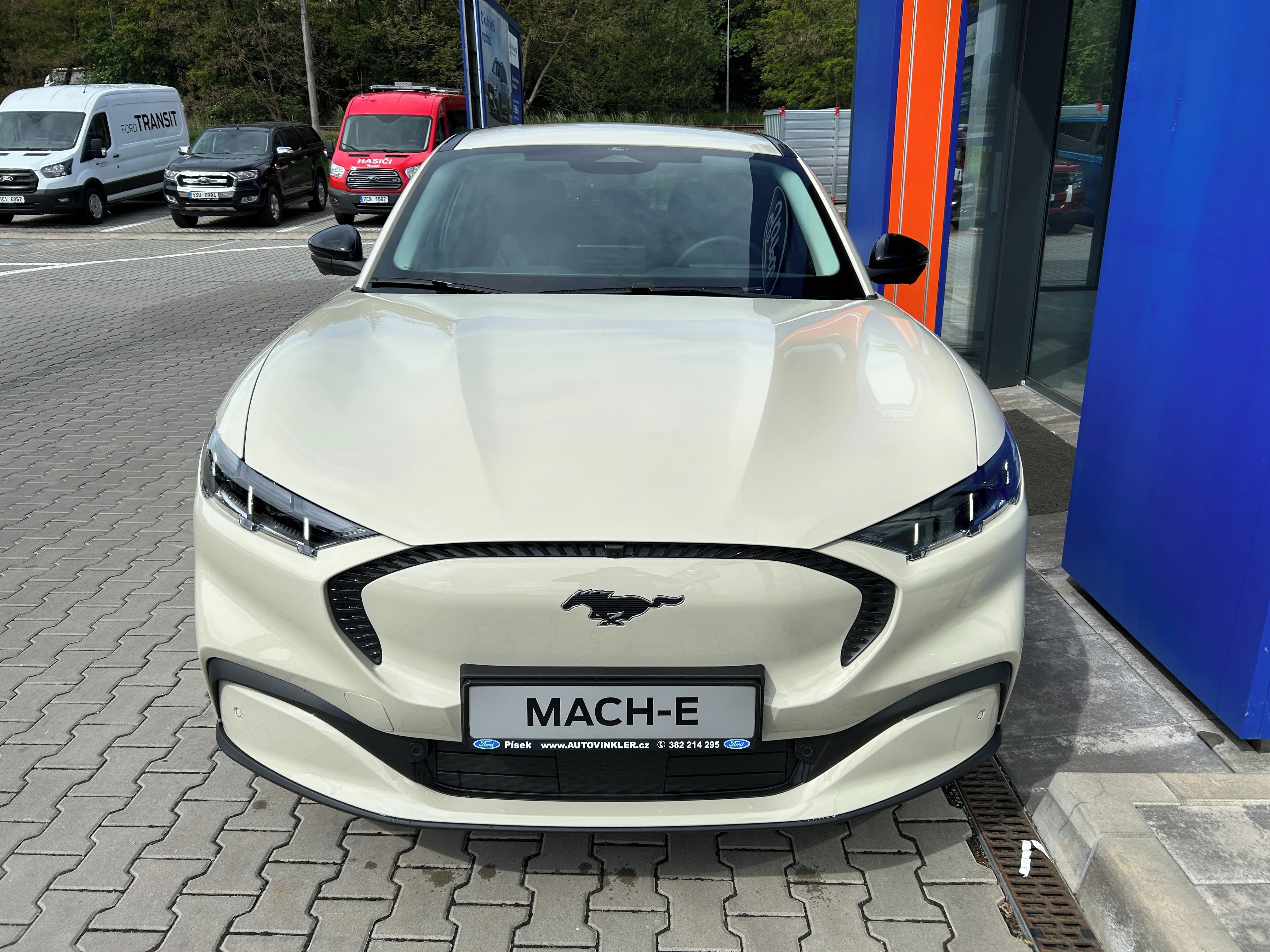 Ford Mustang Mach-E, 73 kWh  DOJEZD (197 kW/268 k) - fotka 2