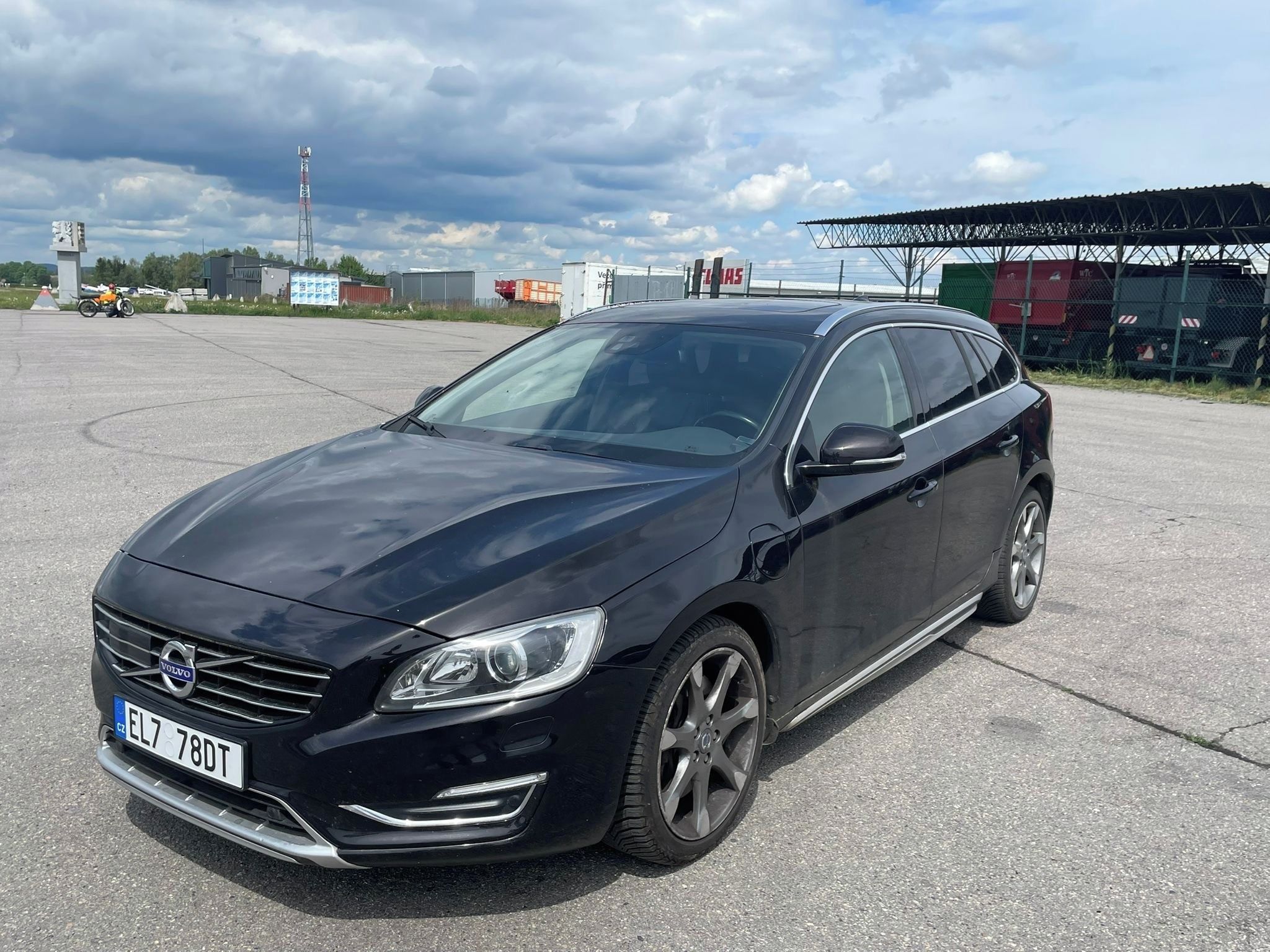Volvo V60, D6 AWD PHEV - fotka 2