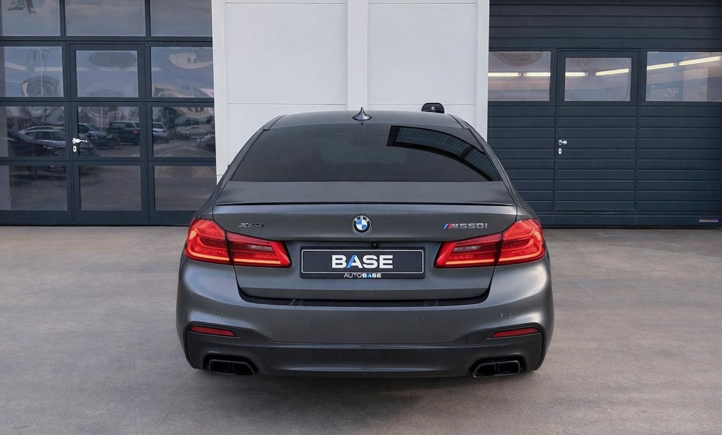 BMW Řada 5, M550i xDrive - fotka 4