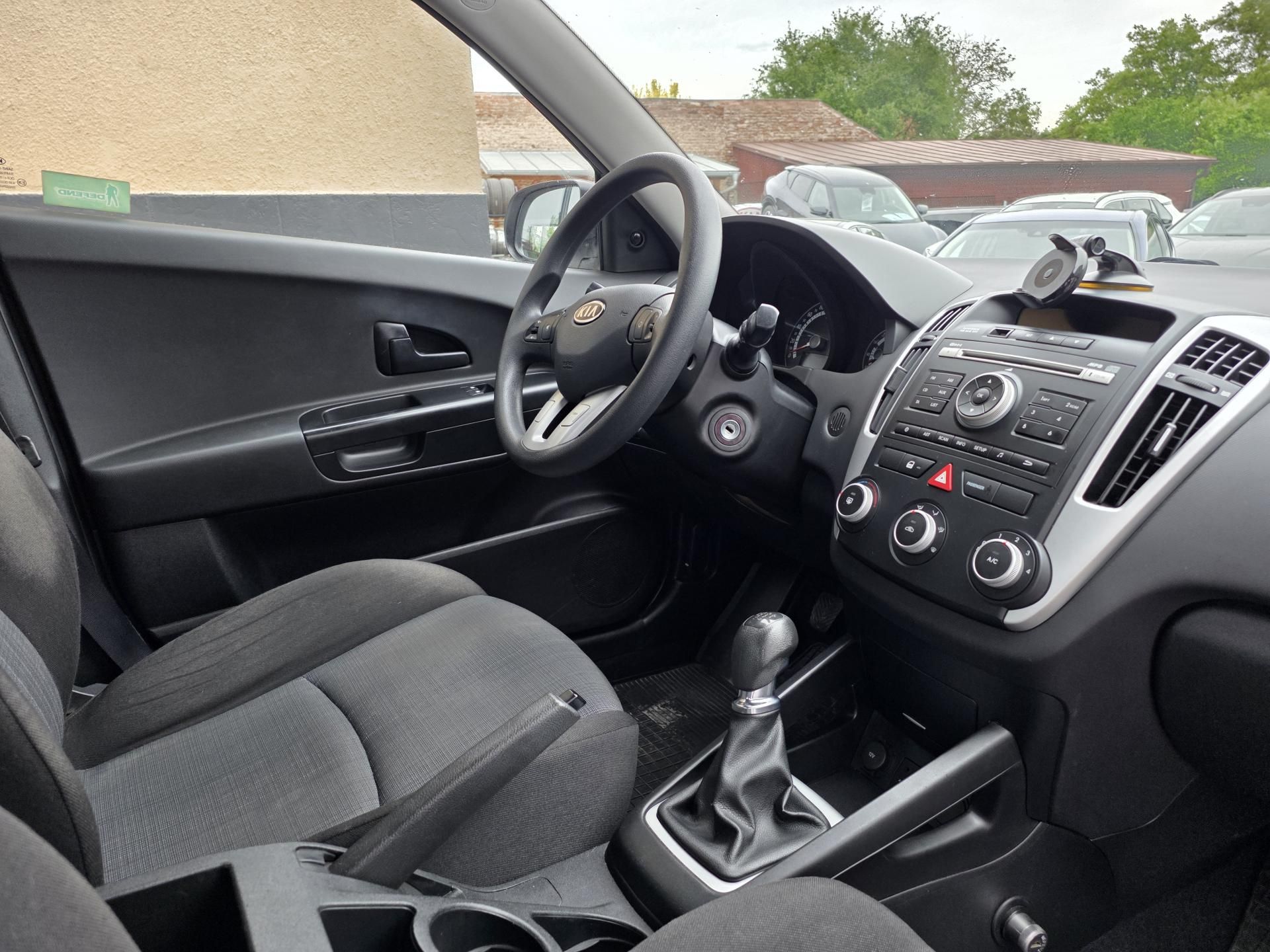 Kia Cee´d, 1.4-NÍZKÉ KM-COMFORT VÝBAVA - fotka 2