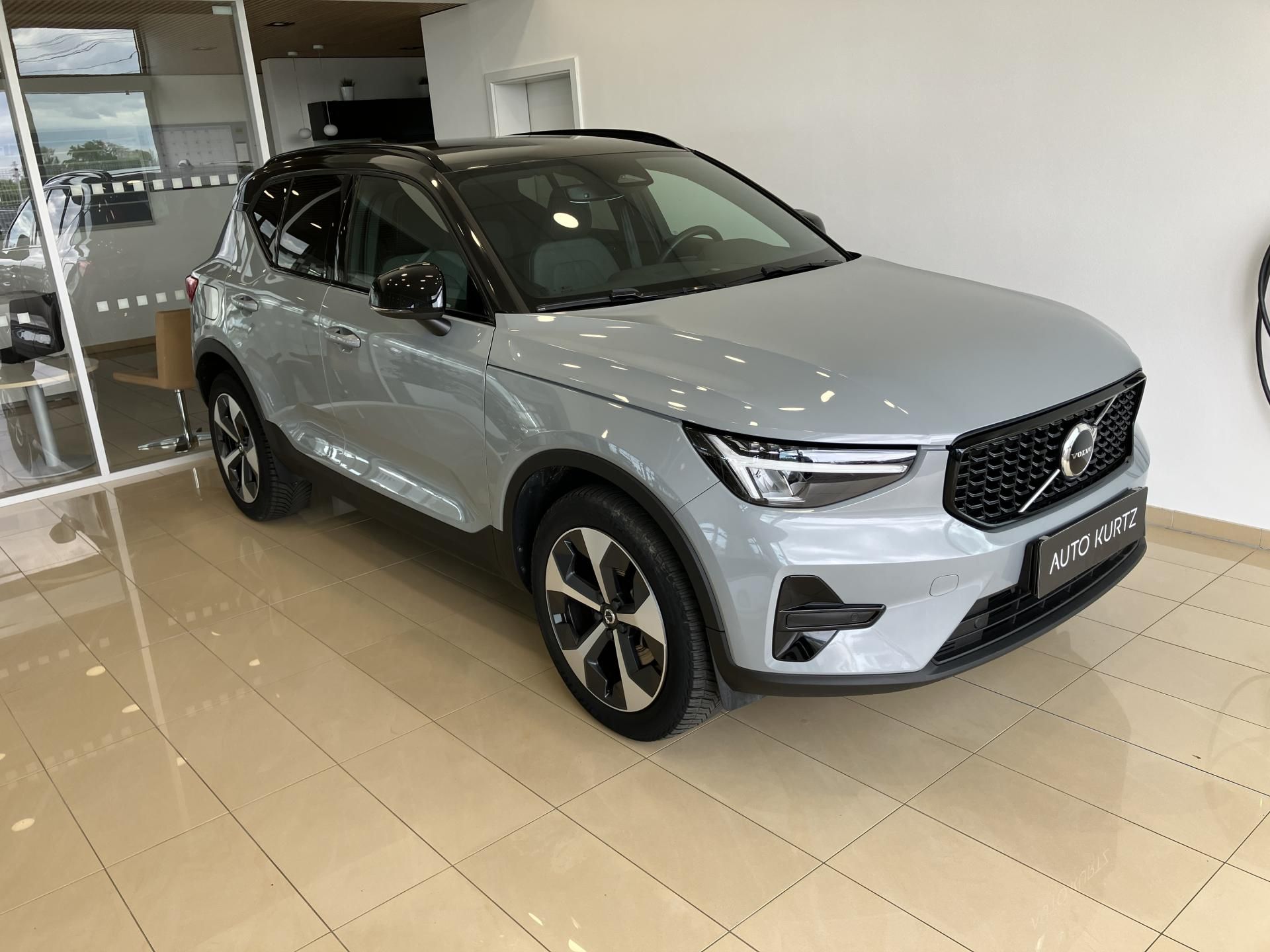 Volvo XC40, B3 FWD Plus Dark AT7