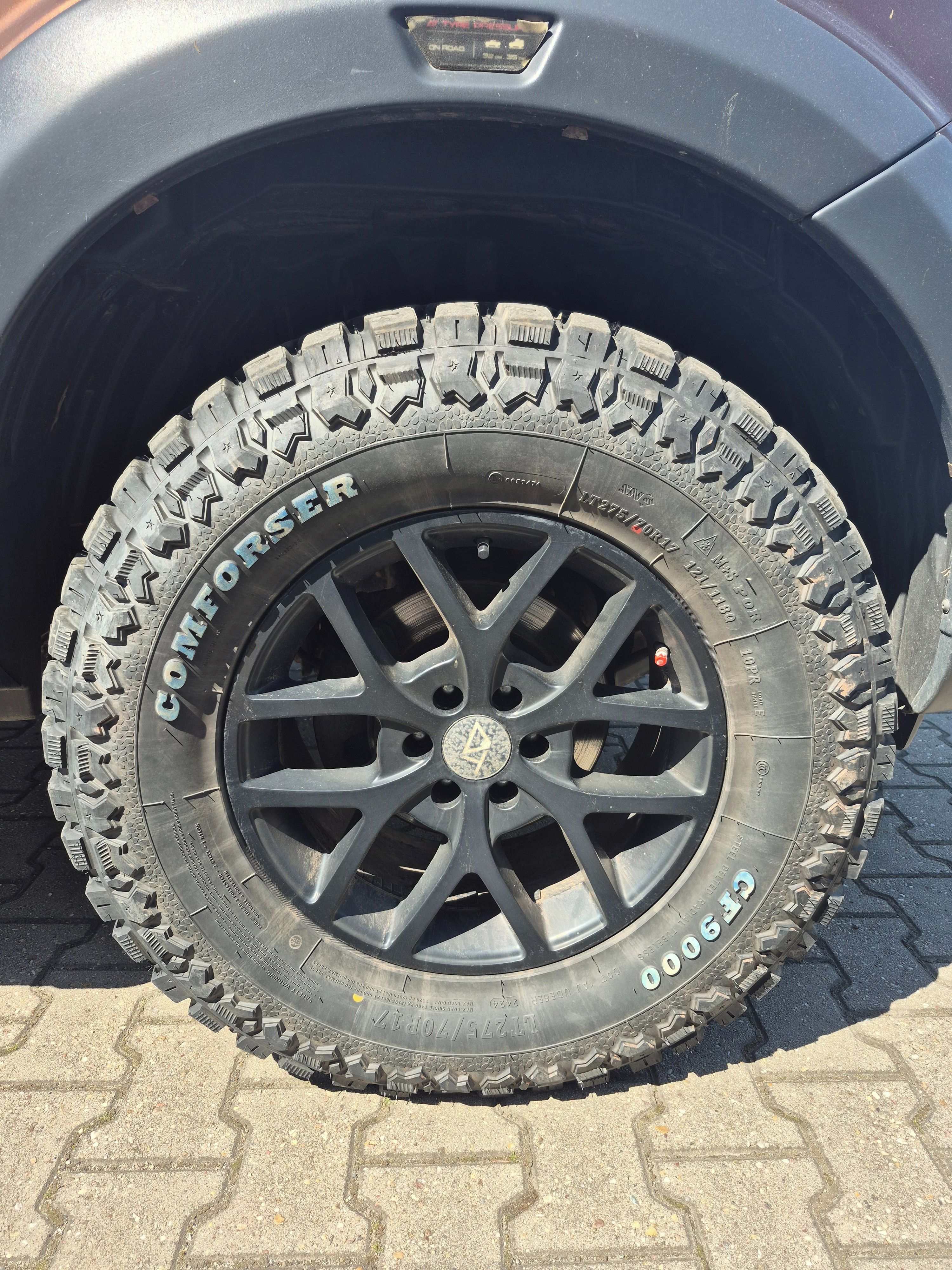Nissan Navara, 2,3 dCi Hardtop 4x4 automat - fotka 4