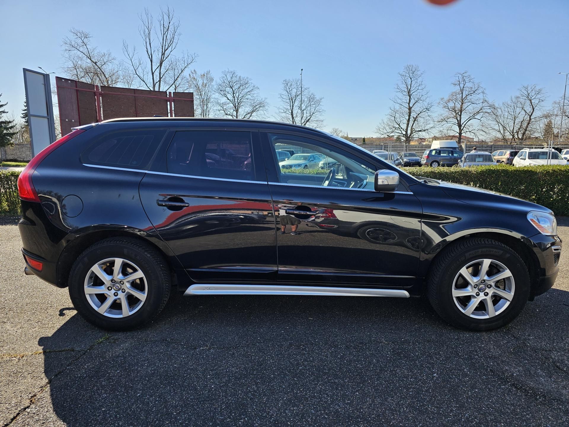 Volvo XC60, T6 224kW 4x4 R-DESIGN,NAVI - fotka 4