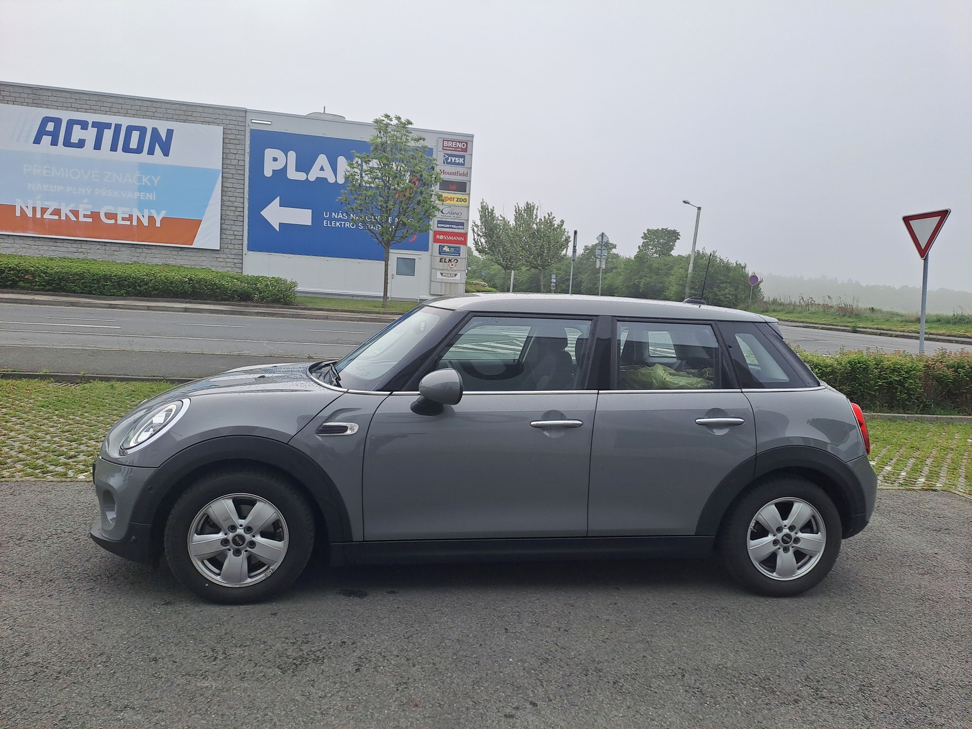 Mini Cooper, 1.5i VELMI PĚKNÉ,POUZE 38444KM - fotka 4