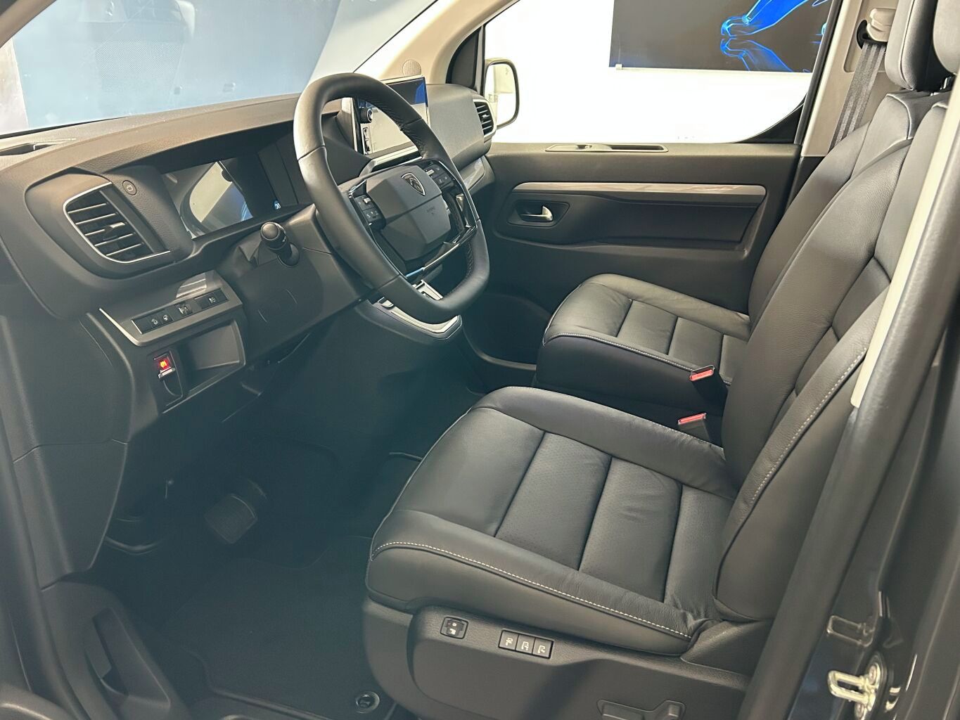Peugeot Traveller, Allure L3 2.2 BlueHDi 180 S&S - fotka 6
