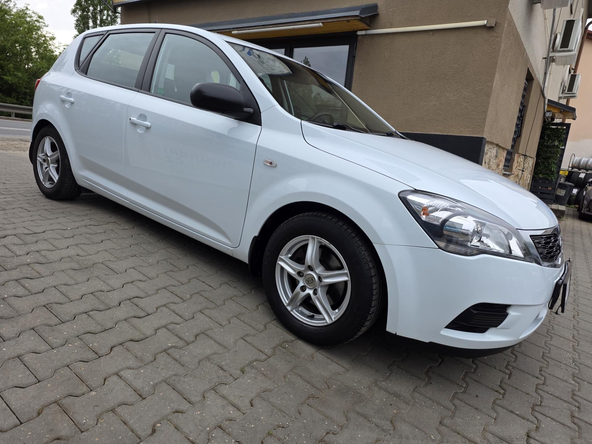 Kia Cee´d, 1.4-NÍZKÉ KM-COMFORT VÝBAVA - fotka 3