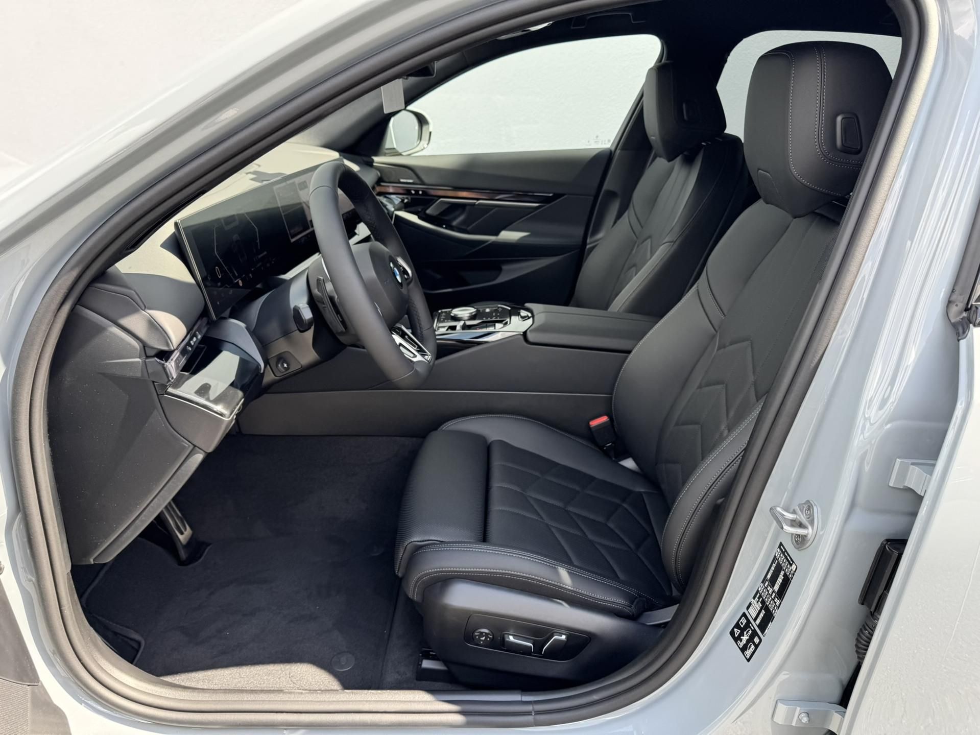 BMW Řada 5, 540d xDrive Sedan - fotka 6