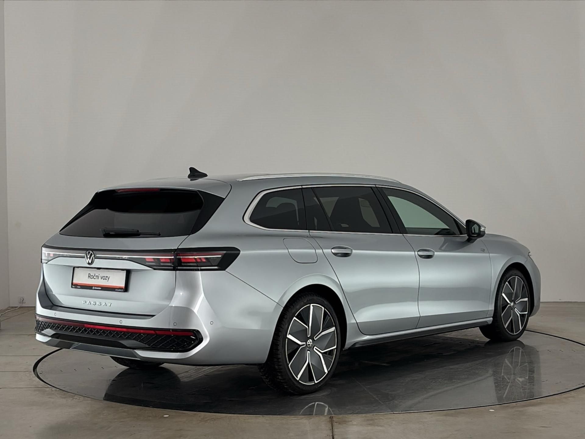 Volkswagen Passat, 2.0 TDI DSG / 110 kW R-Line Pe - fotka 2
