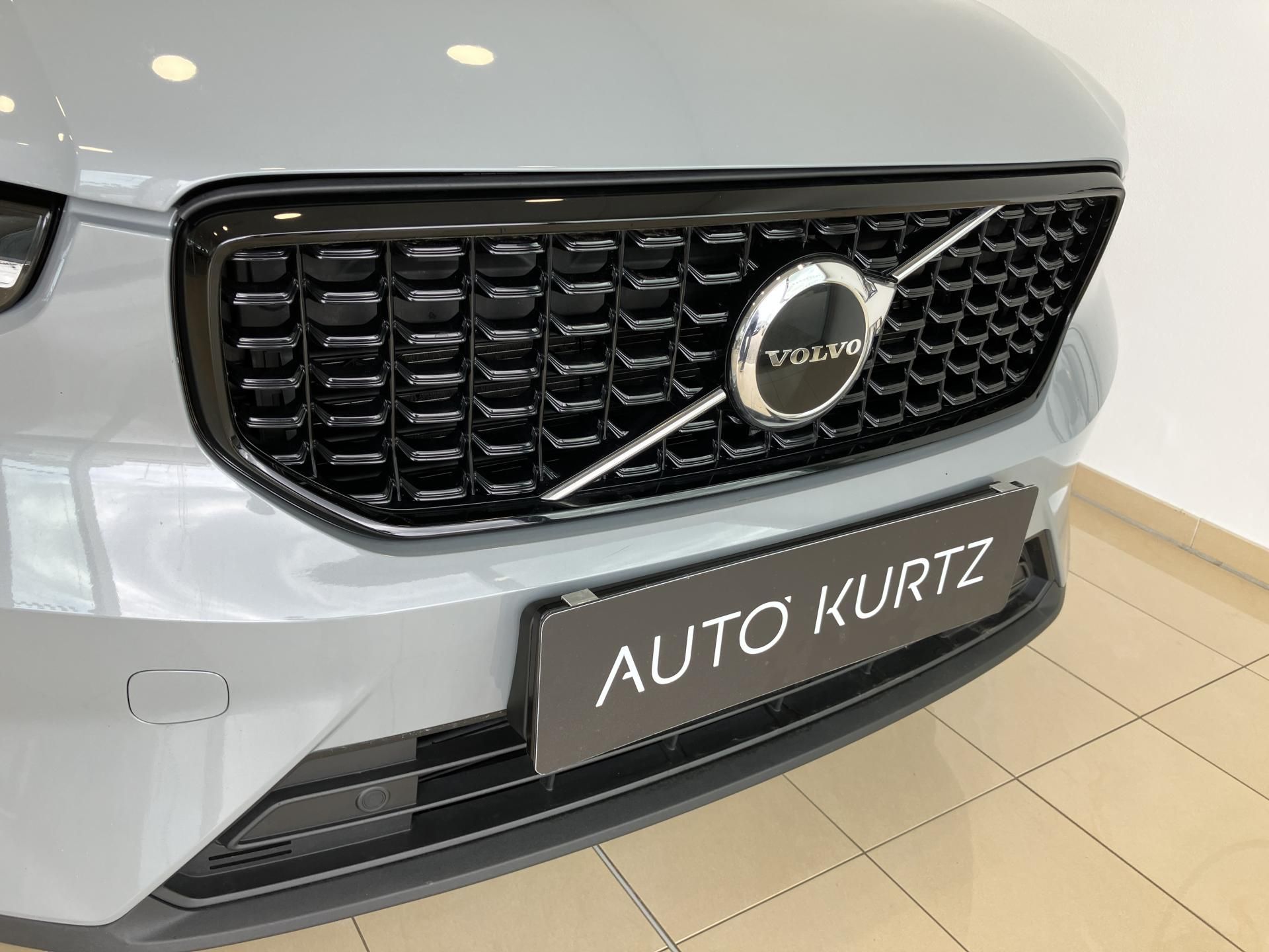 Volvo XC40, B3 FWD Plus Dark AT7 - fotka 3
