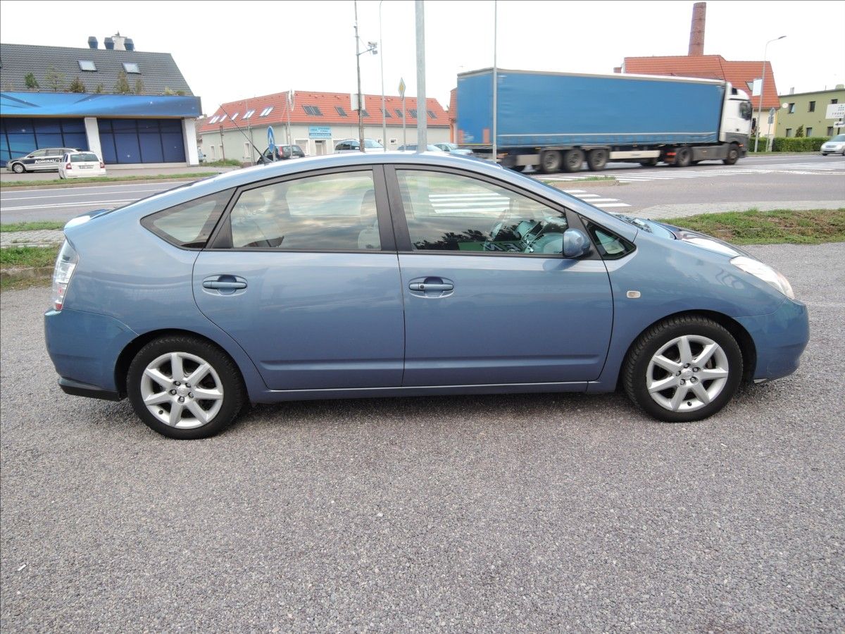 Toyota Prius, 1,5 VVT-i THSII 1.maj. Servis - fotka 5