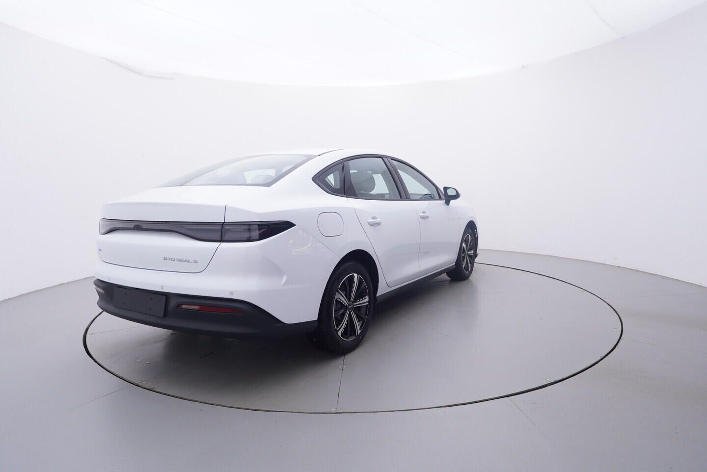 BYD Seal 5 DM-i, Design plug-in hybrid 16 kW - fotka 5