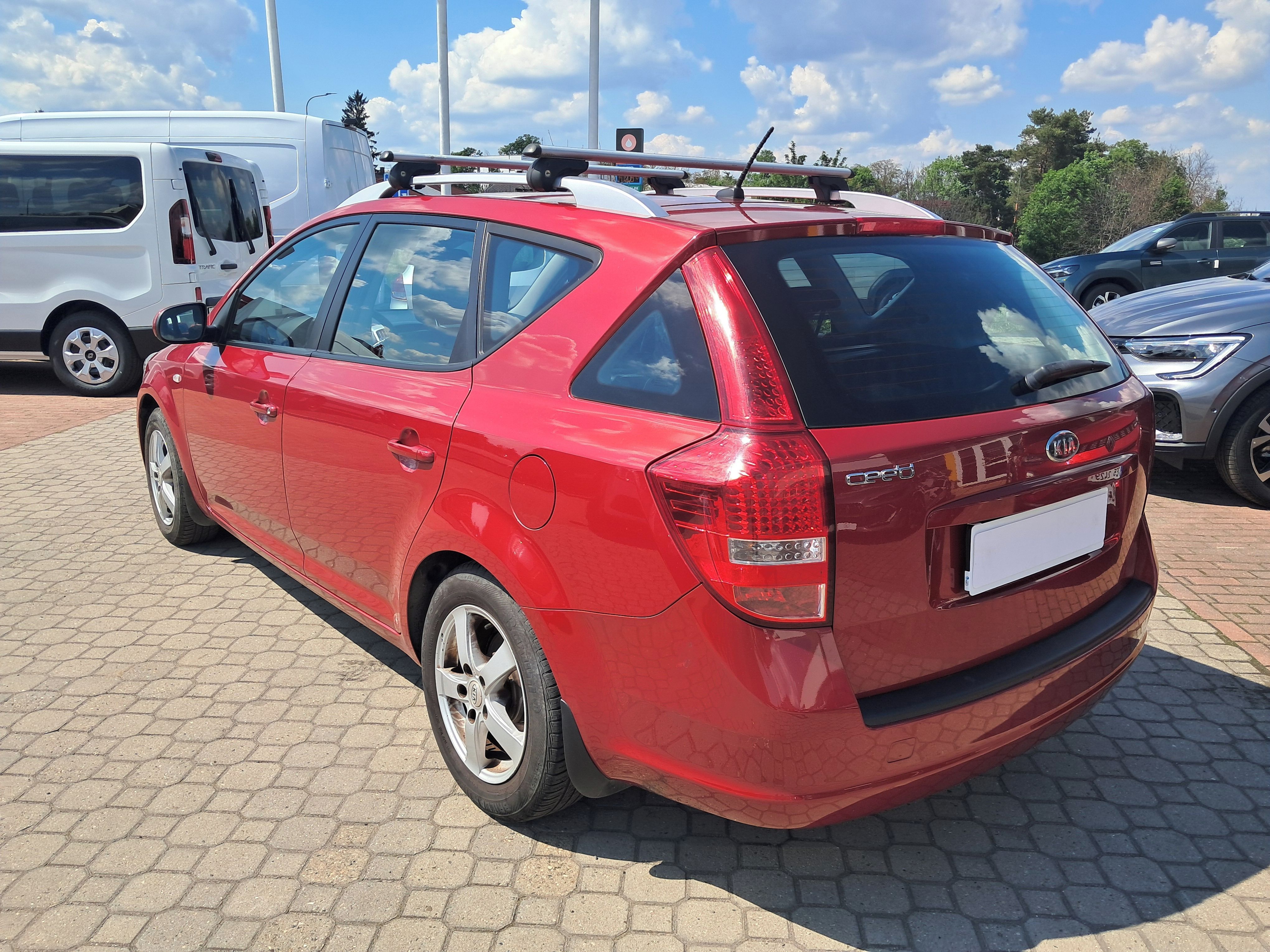 Kia Cee´d, Kombi 1.4/77kW/1.maj./ČR/2011 - fotka 2