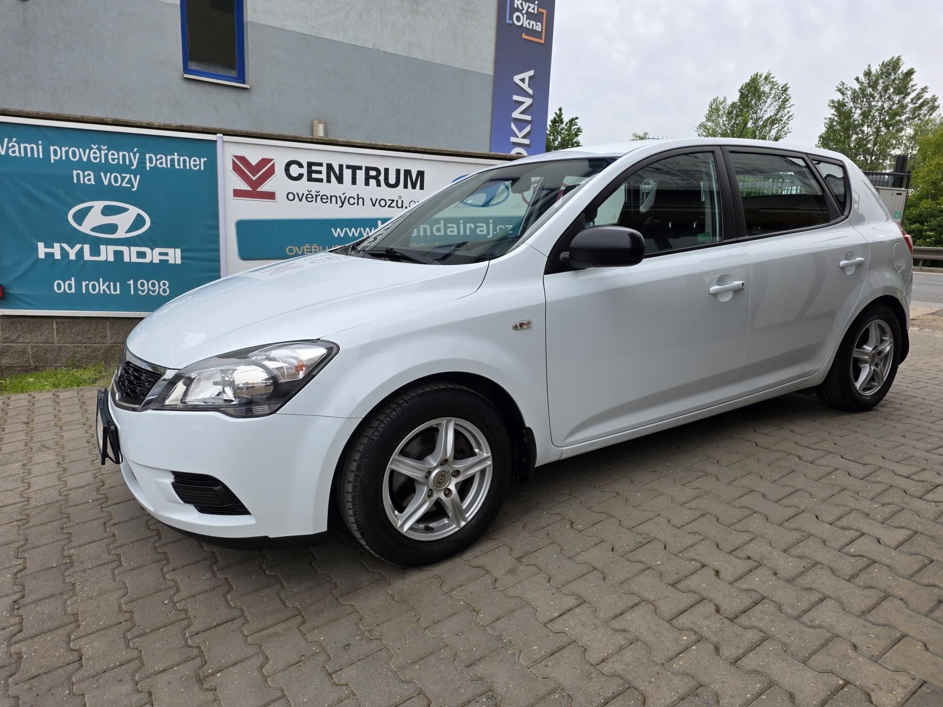 Kia Cee´d, 1.4-NÍZKÉ KM-COMFORT VÝBAVA - fotka 5