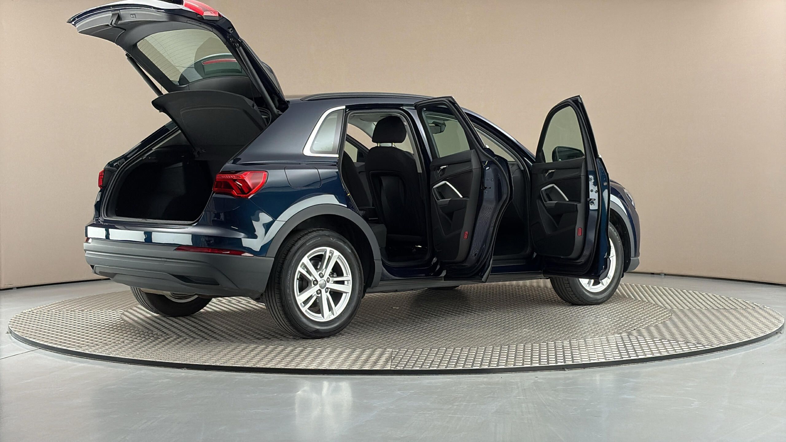 Audi Q3, 2.0 35TDI S Tronic - fotka 6