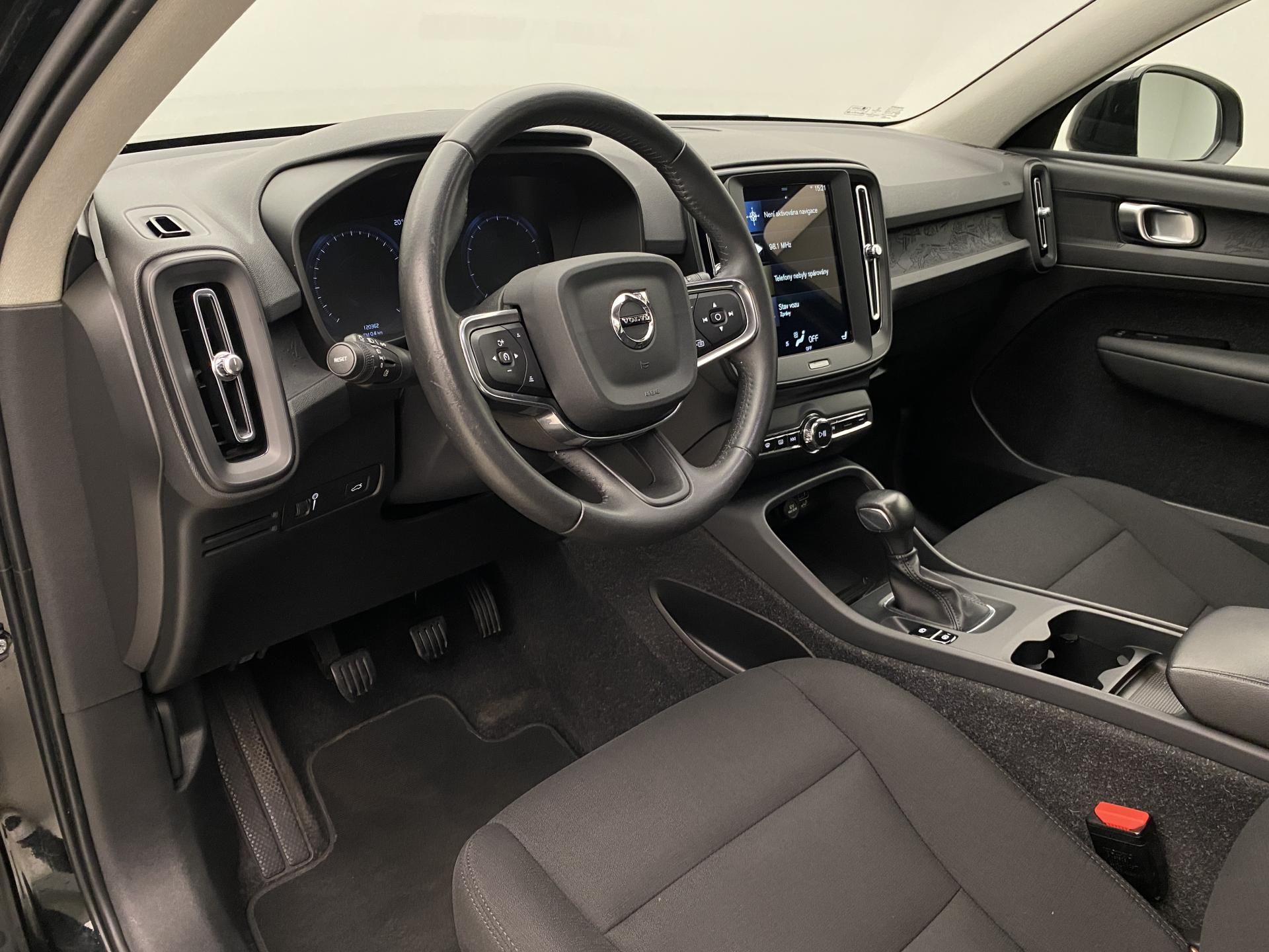 Volvo XC40, T2 KINETIC CZ - fotka 4