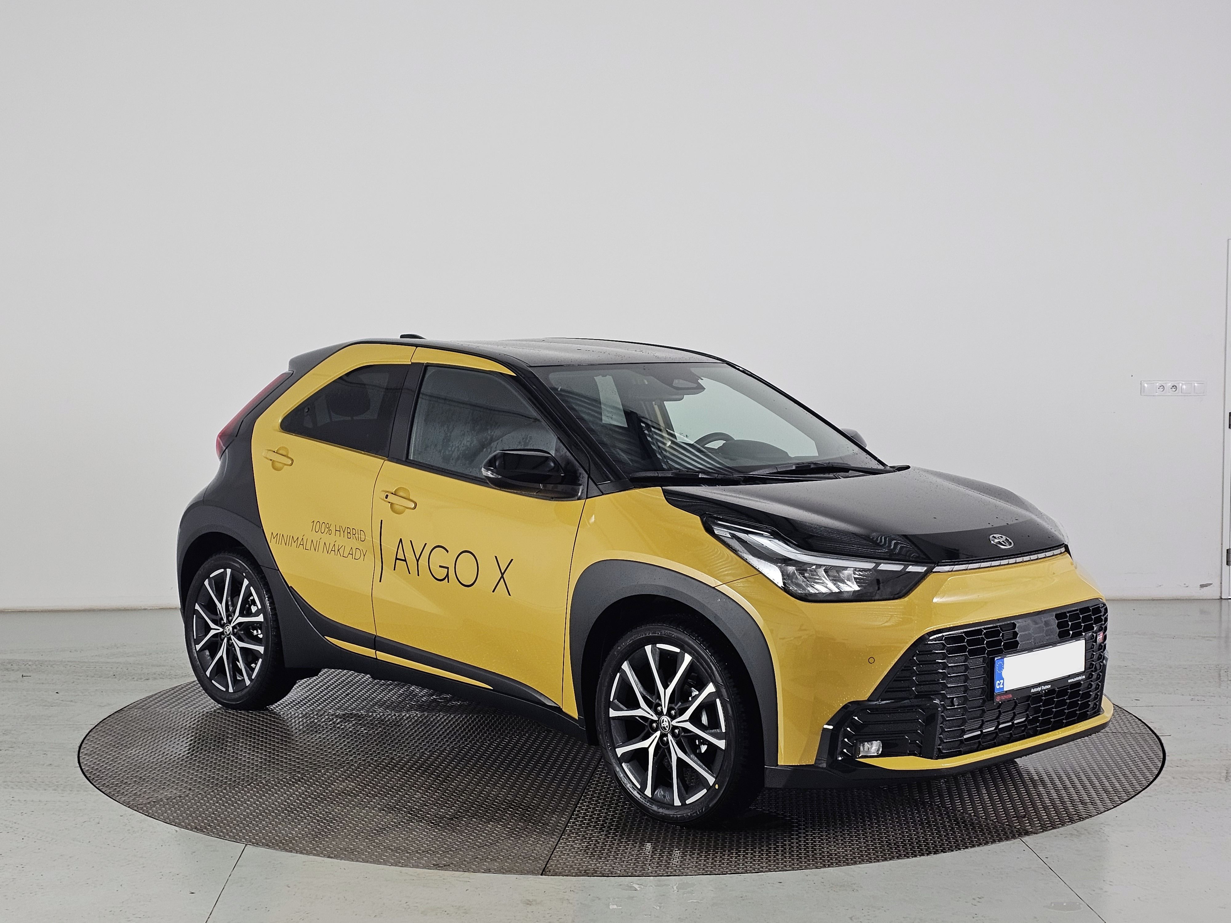 Toyota Aygo, X, 1.5HEV 116k 2x4 GR Sport - fotka 3